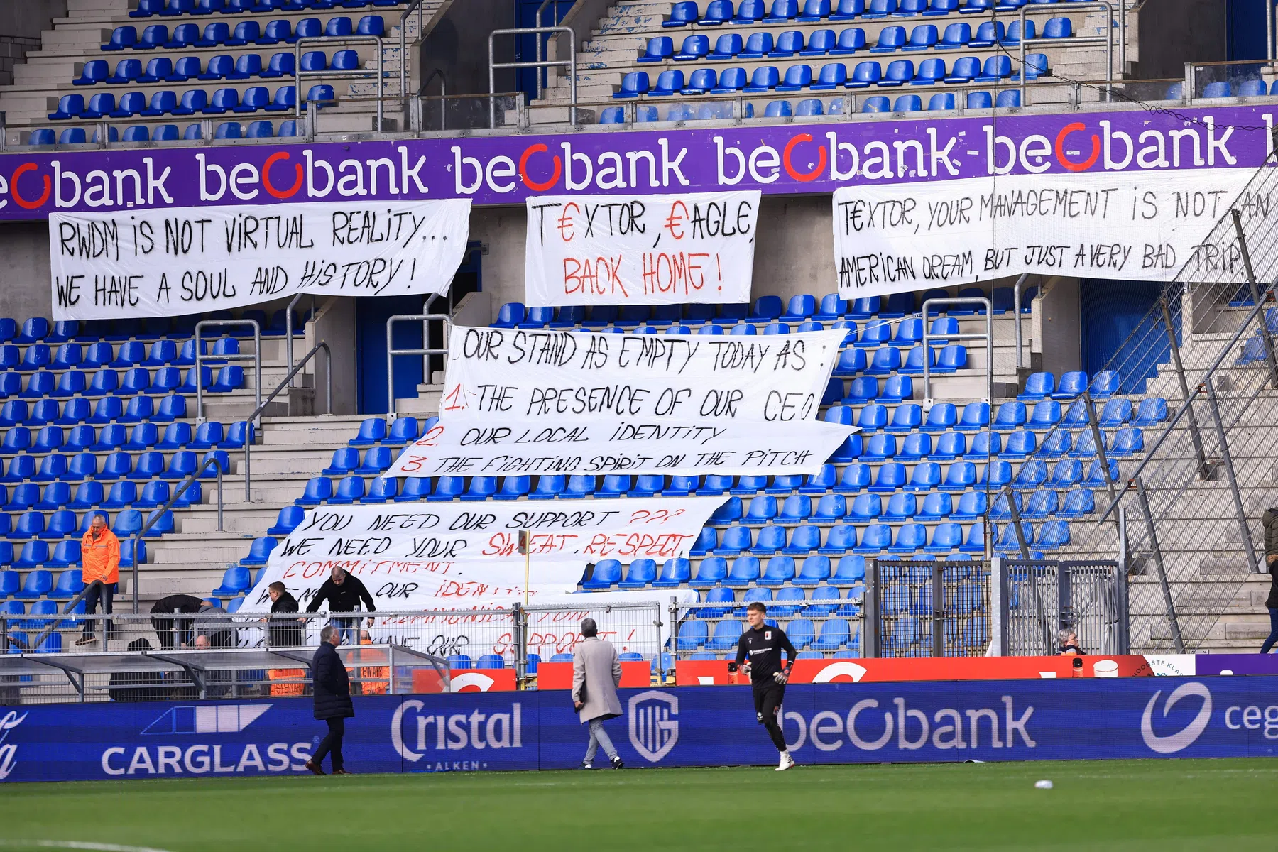 Negatieve spandoeken over eigenaar Textor verboden bij RWDM