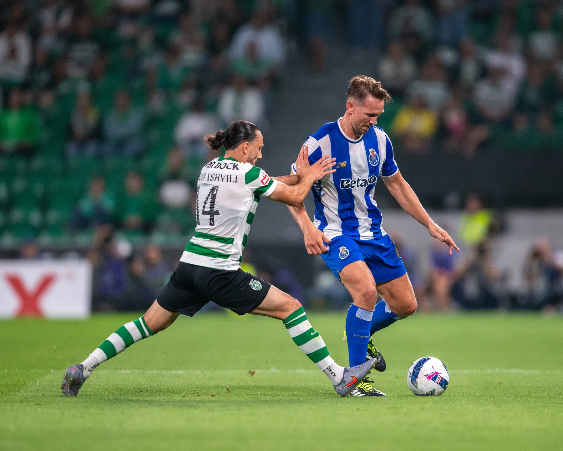 Porto wint topper in Lissabon door intikker van De Jong en wereldgoal