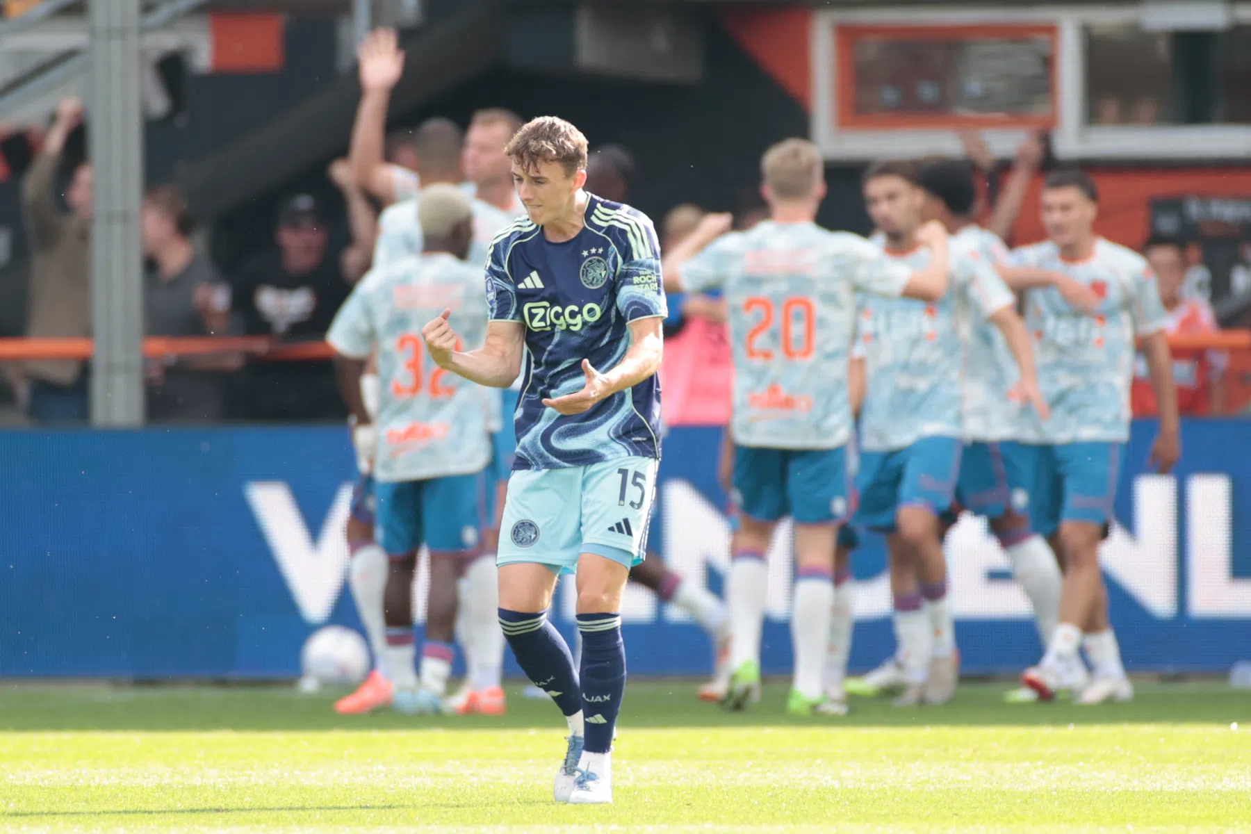 Ajax bijt zich stuk op Volendam na prachtgoal Veerman