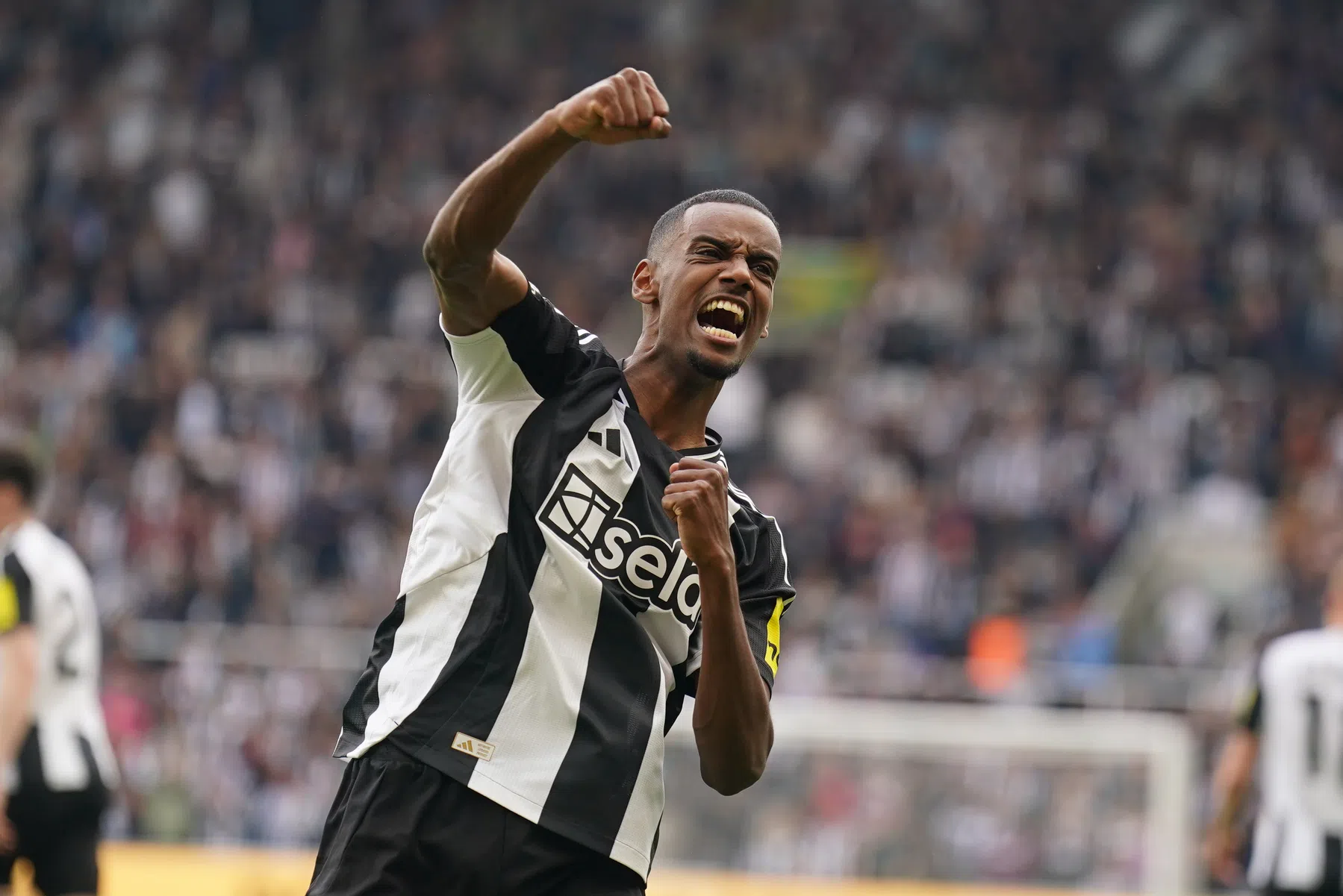 'Grote doorbraak in transfersoap: Newcastle en Liverpool akkoord over Isak'
