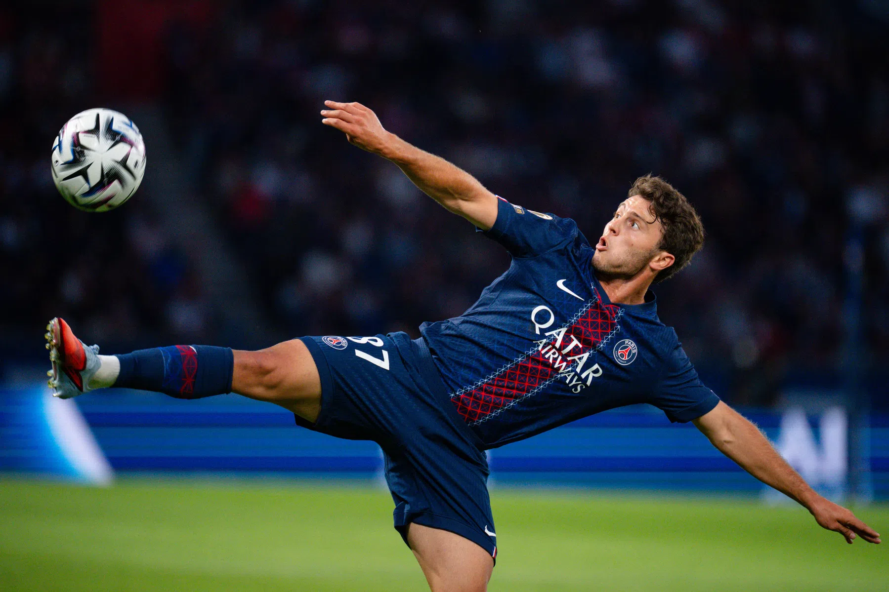 João Neves (PSG) scoort in dezelfde wedstrijd twee keer met een omhaal
