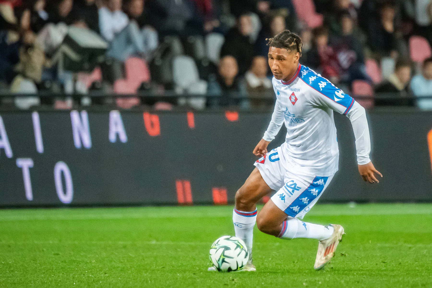 NEC pakt door en nadert komst van Franse middenvelder