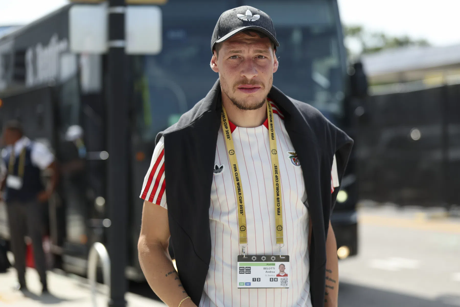 Cagliari prestenteert nieuwe spits met een haan in zijn handen
