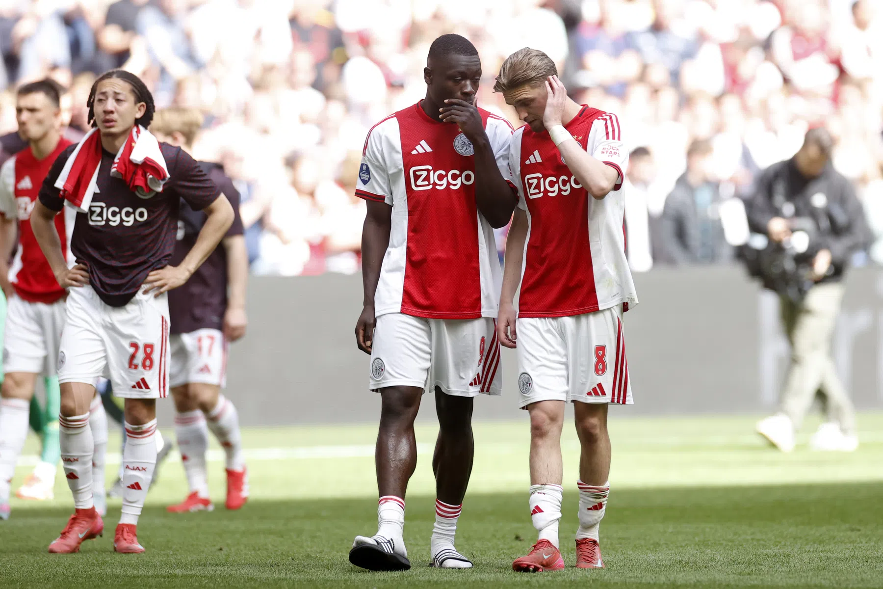 Brobbey neemt foto van Ajax-ploeggenoot mee: 'Die gaat op mijn nachtkastje'