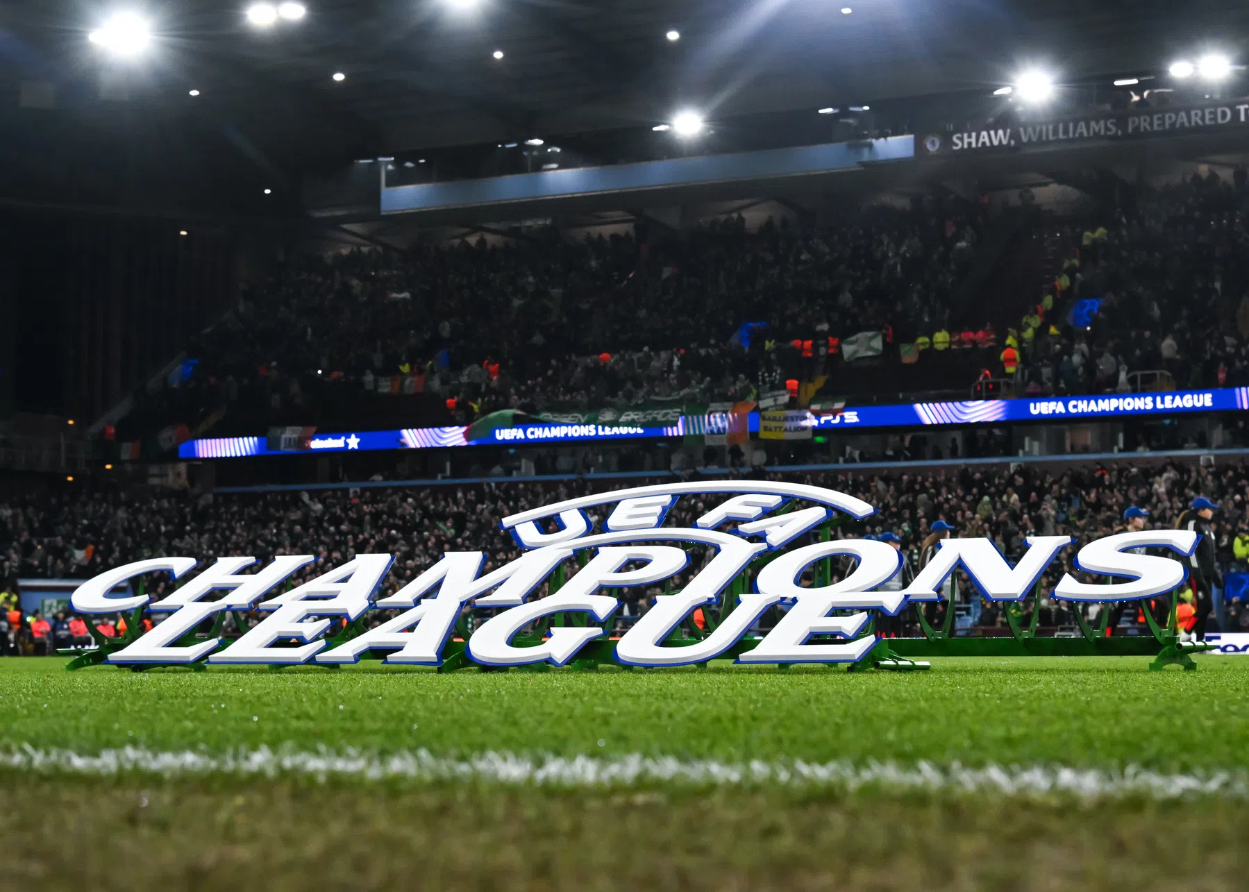 Ajax schrijft Van den Boomen gewoon in voor Champions League