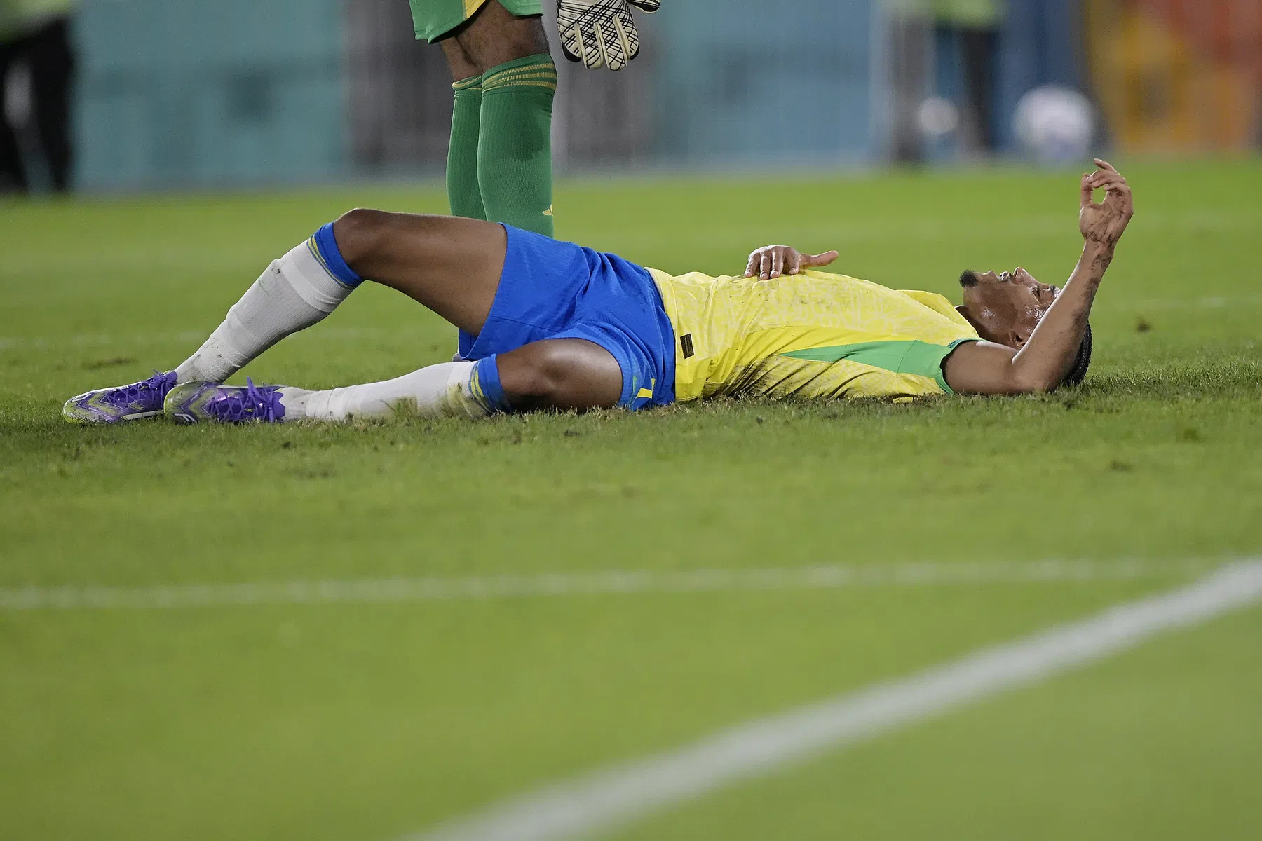 Joao Pedro botst, geeft over op het veld, maar speelt gewoon door