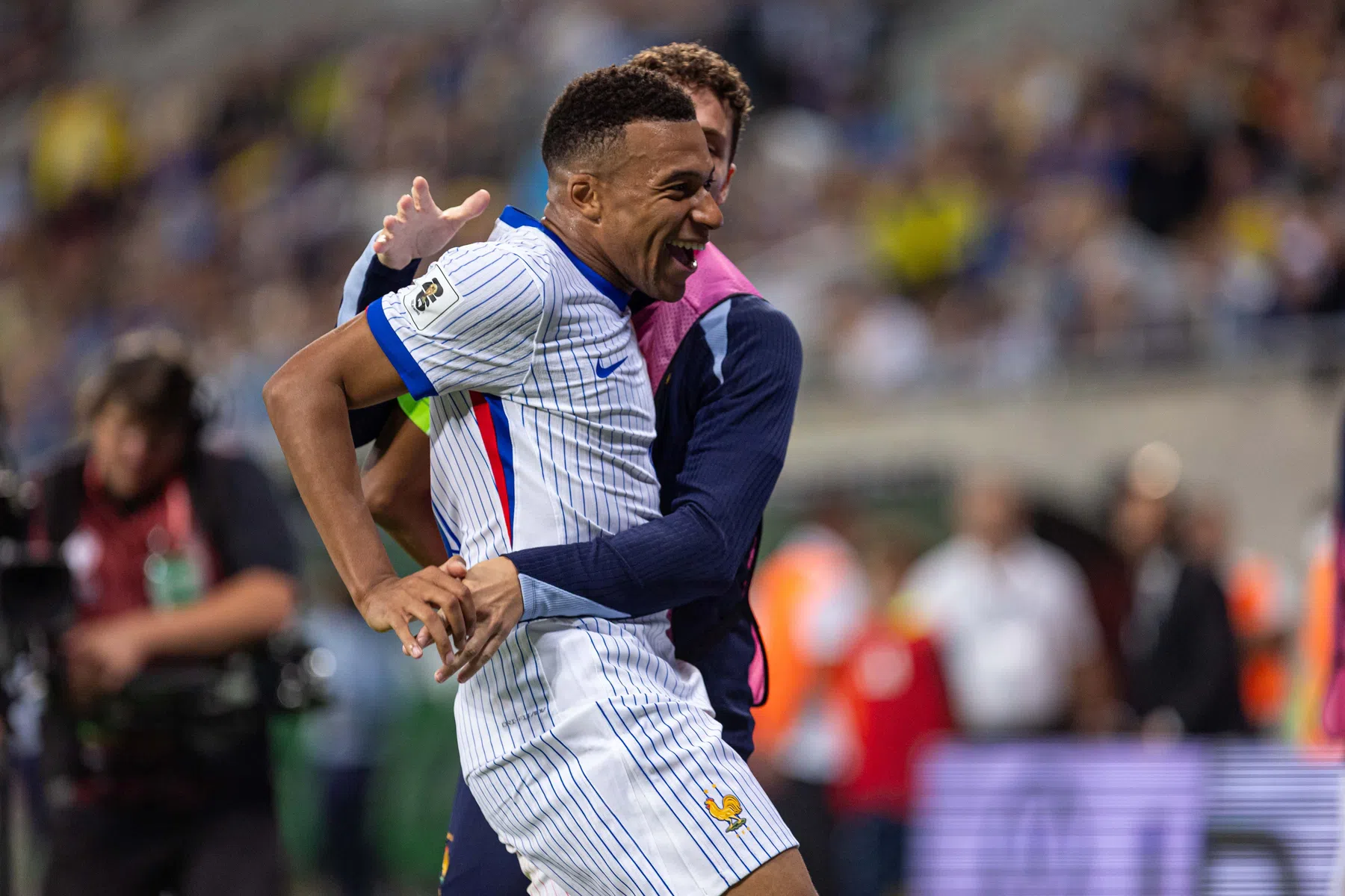 Scorende Mbappé nestelt zich naast Henry en voert druk op Giroud op