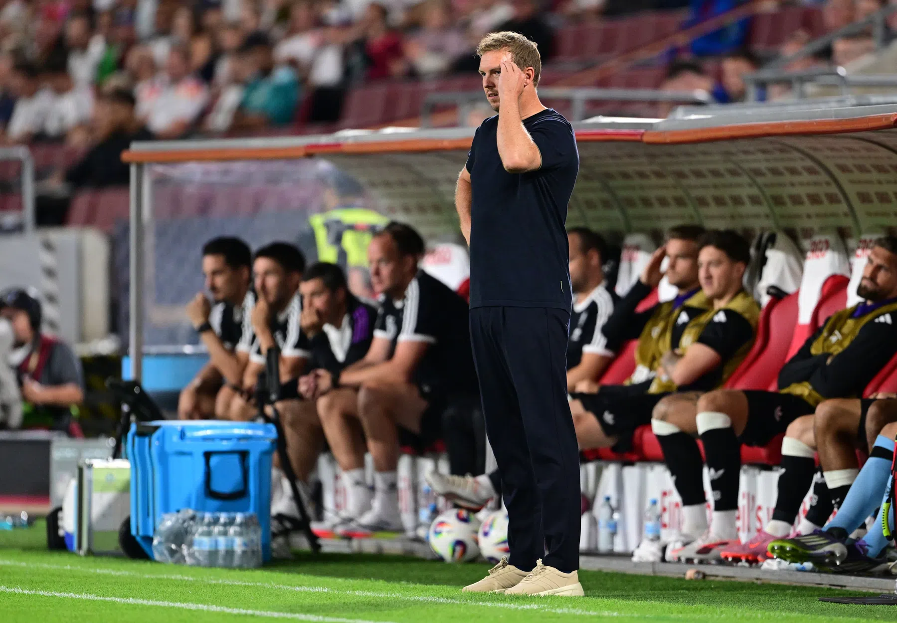 Duitsland gefileerd door fans en media: 'Arrogant, traag en schandalig voetbal'