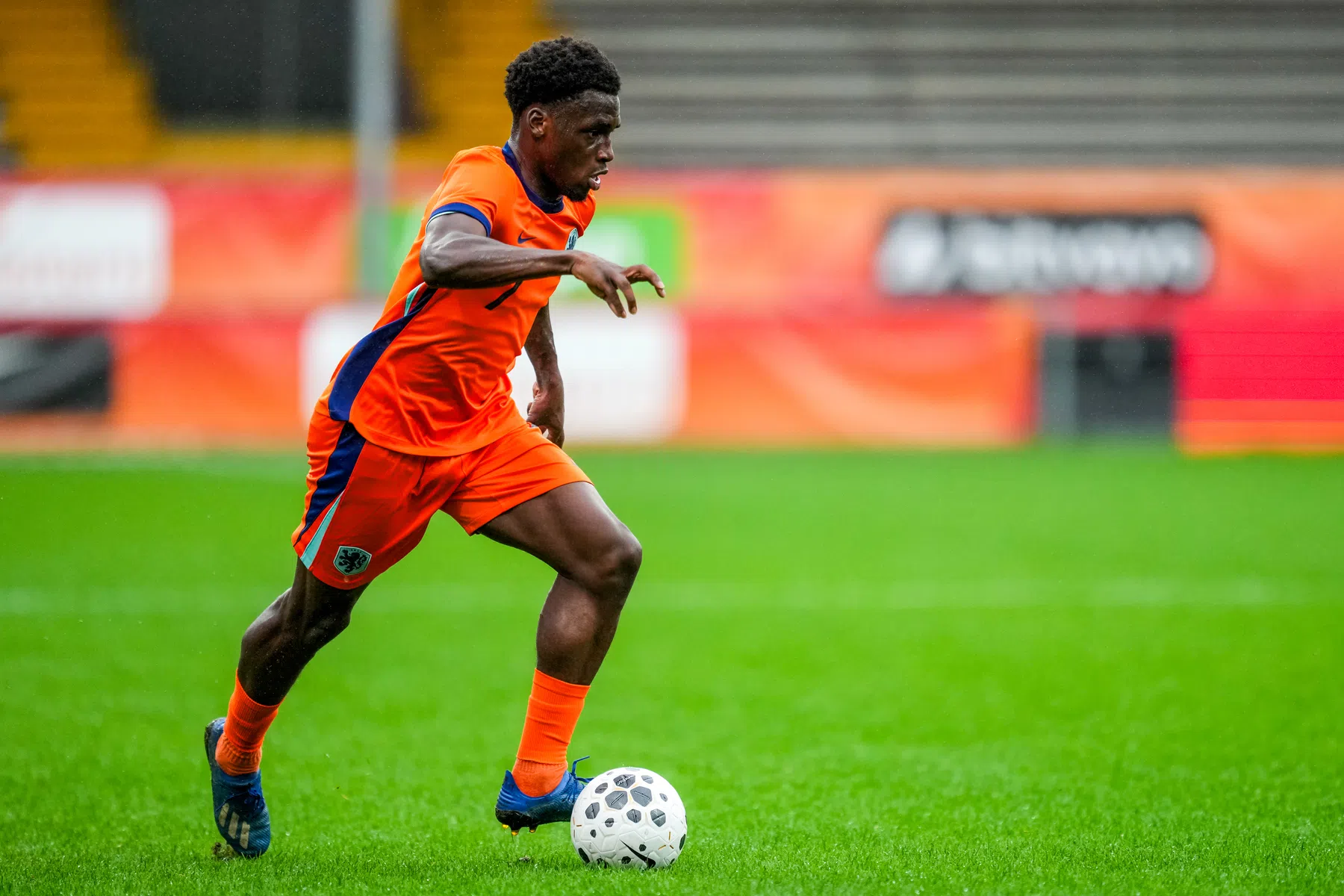 Ernest Poku baalt als een stekker van de late 2-2 van Jong Oranje