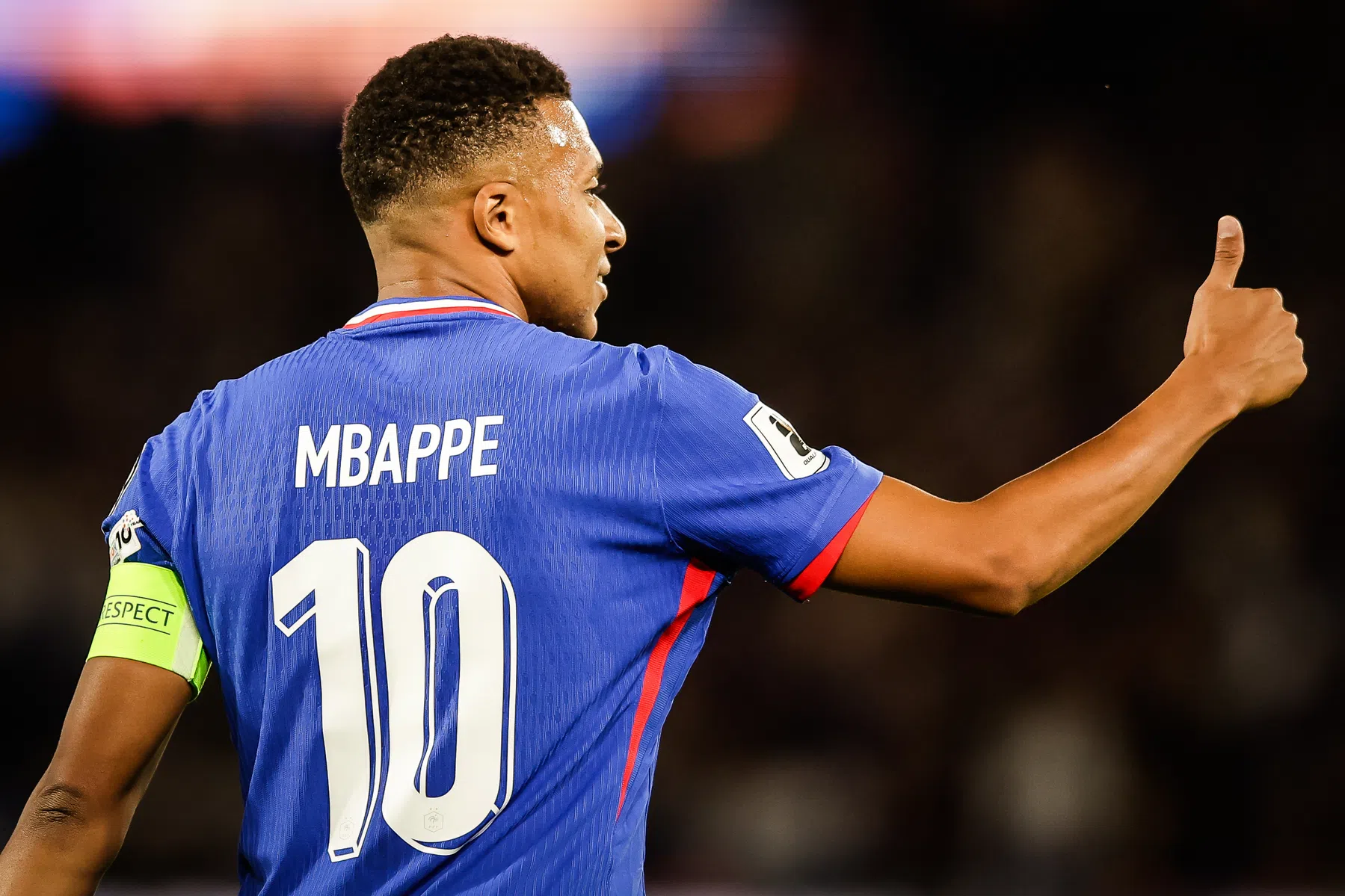 Mbappé nadert record bij Les Bleus en prijst 'levende legende' Henry