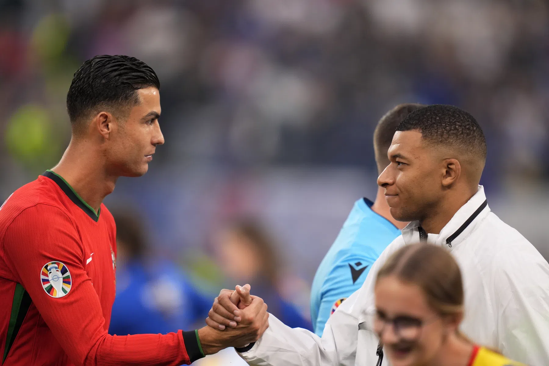 Moeder van Mbappé: 'Kylian was als kind verliefd op Cristiano Ronaldo'