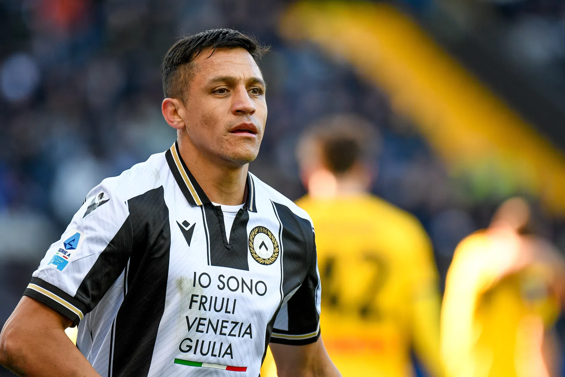 Alexis Sánchez (36) redt bij Sevilla-debuut punt met hakballetje