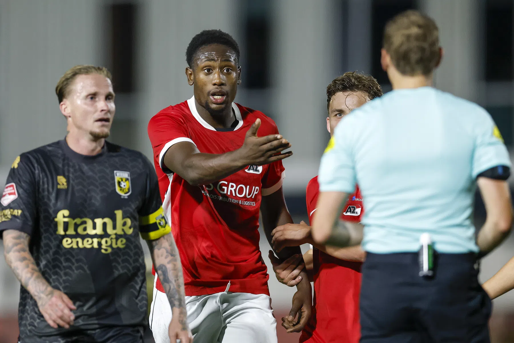 Vitesse viert rentree, Jong AZ trakteert op forse nederlaag