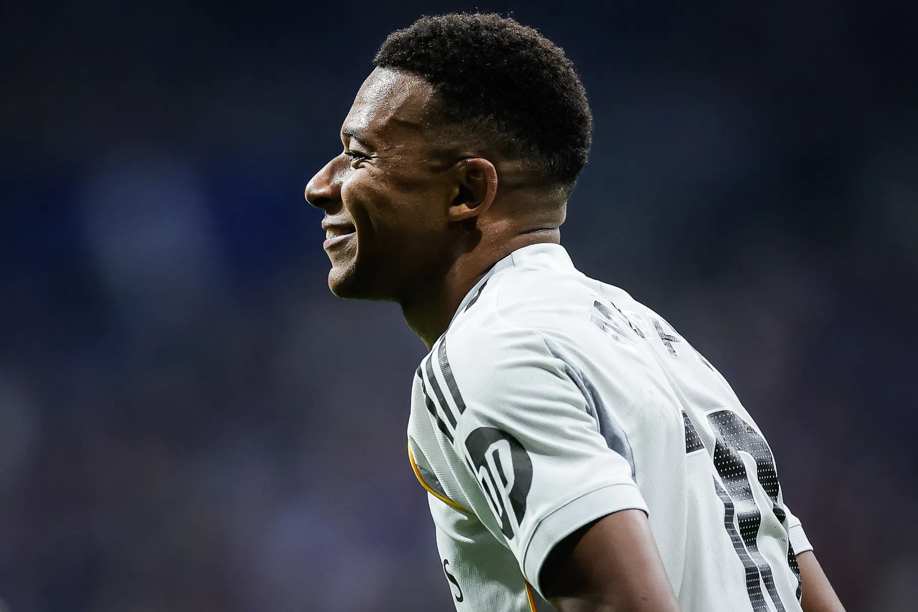 Real blijft dankzij weergaloze Mbappé foutloos ondanks rode kaart Huijsen