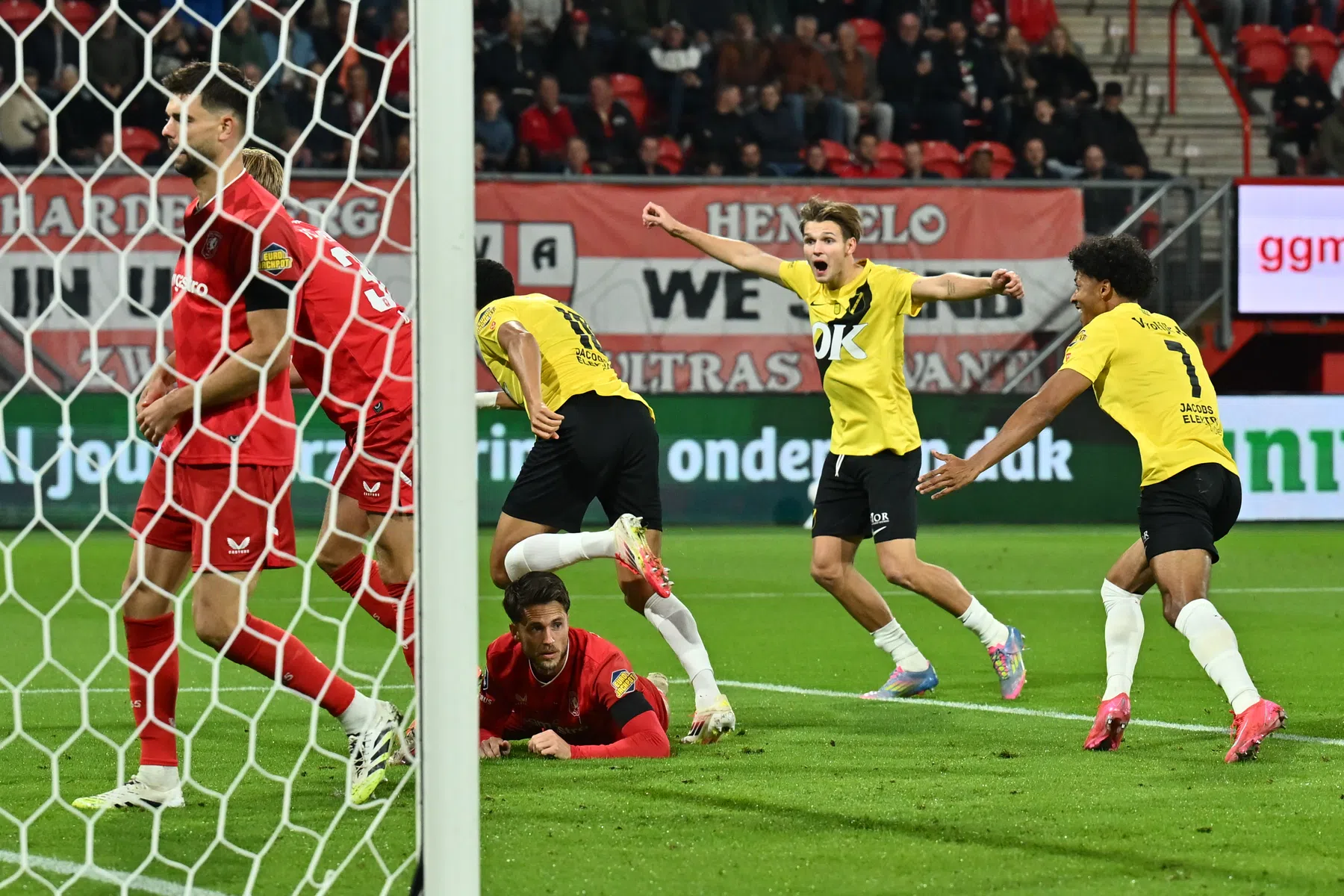Discutabele penalty bezorgt FC Twente geen zege na vertrek Oosting