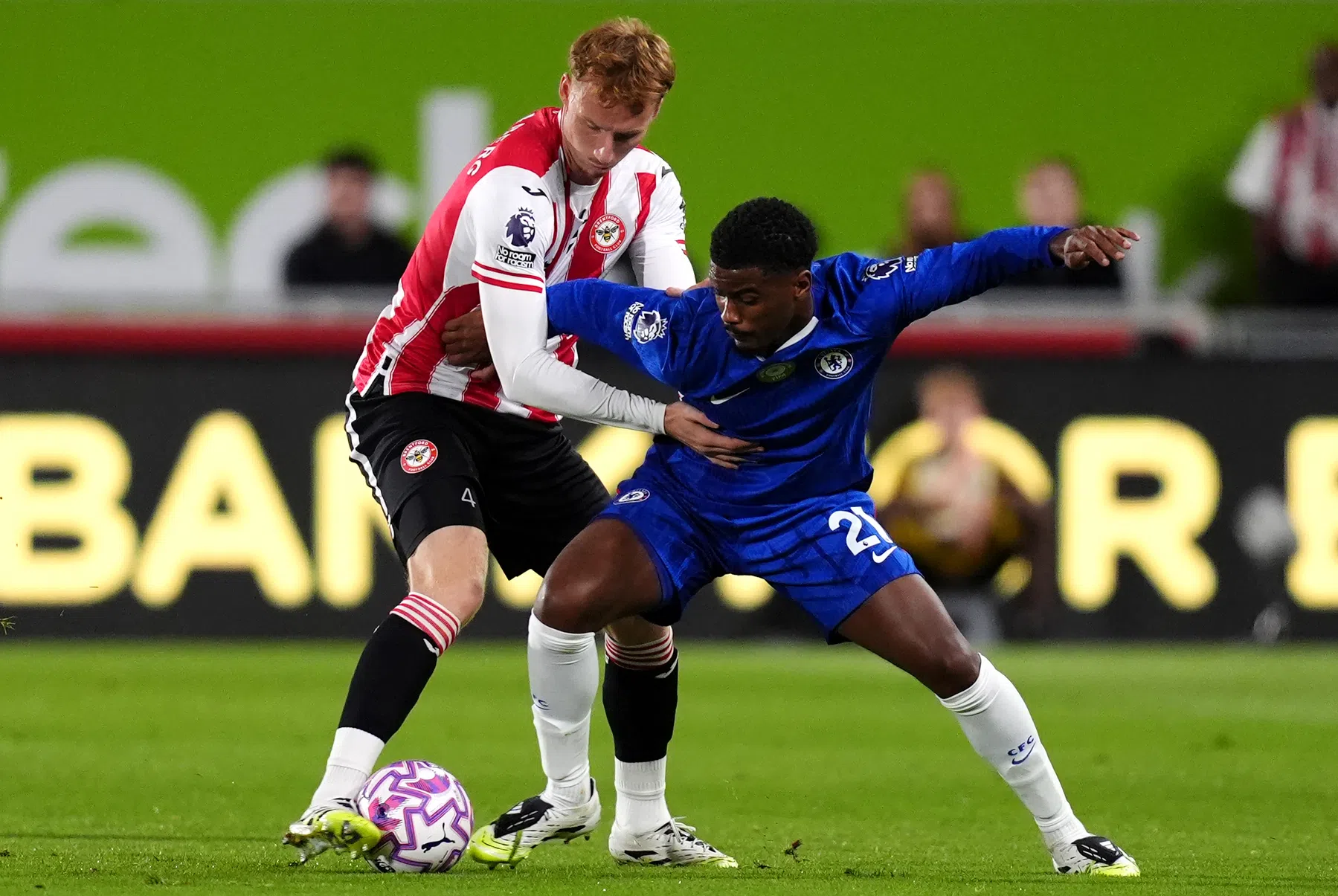 Chelsea loopt averij op in Londense derby bij basisdebuut Hato
