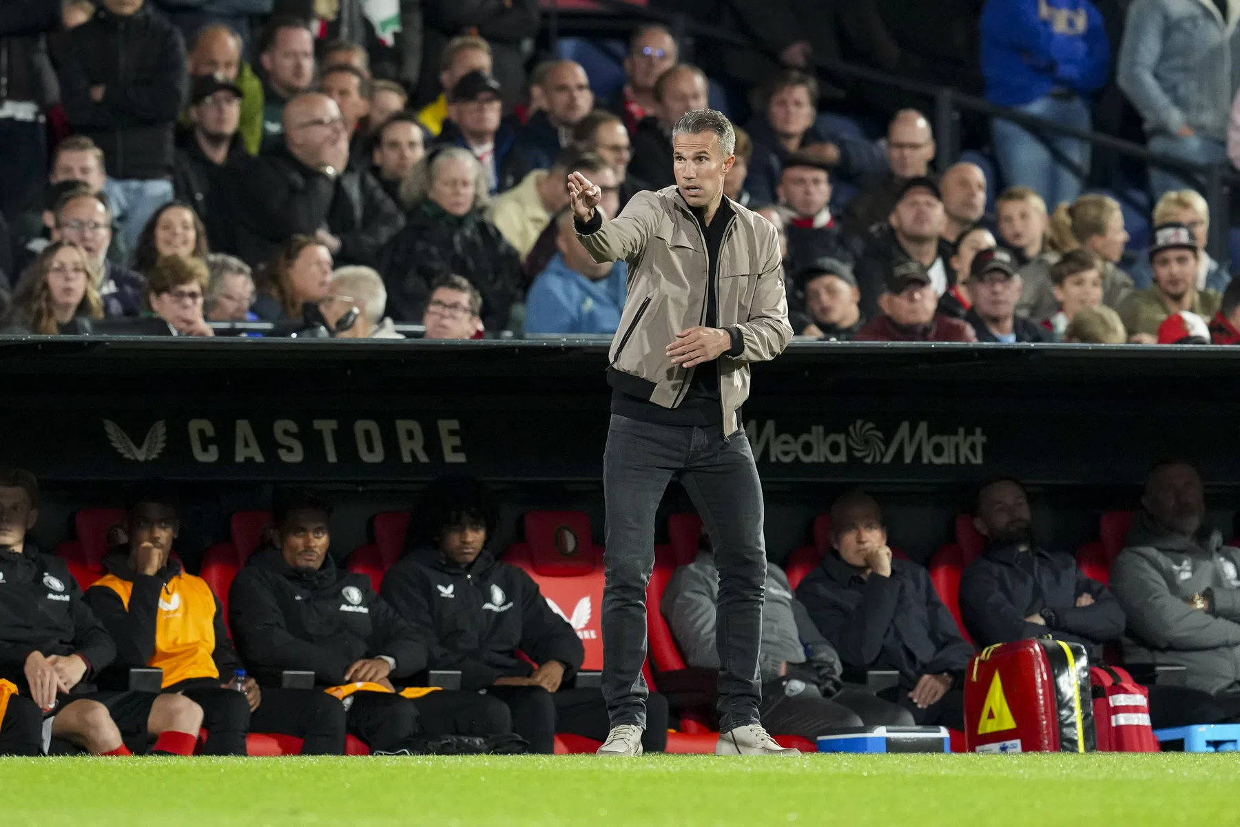 Van Persie komt met voetbalverklaring voor rode kaart Hadj Moussa