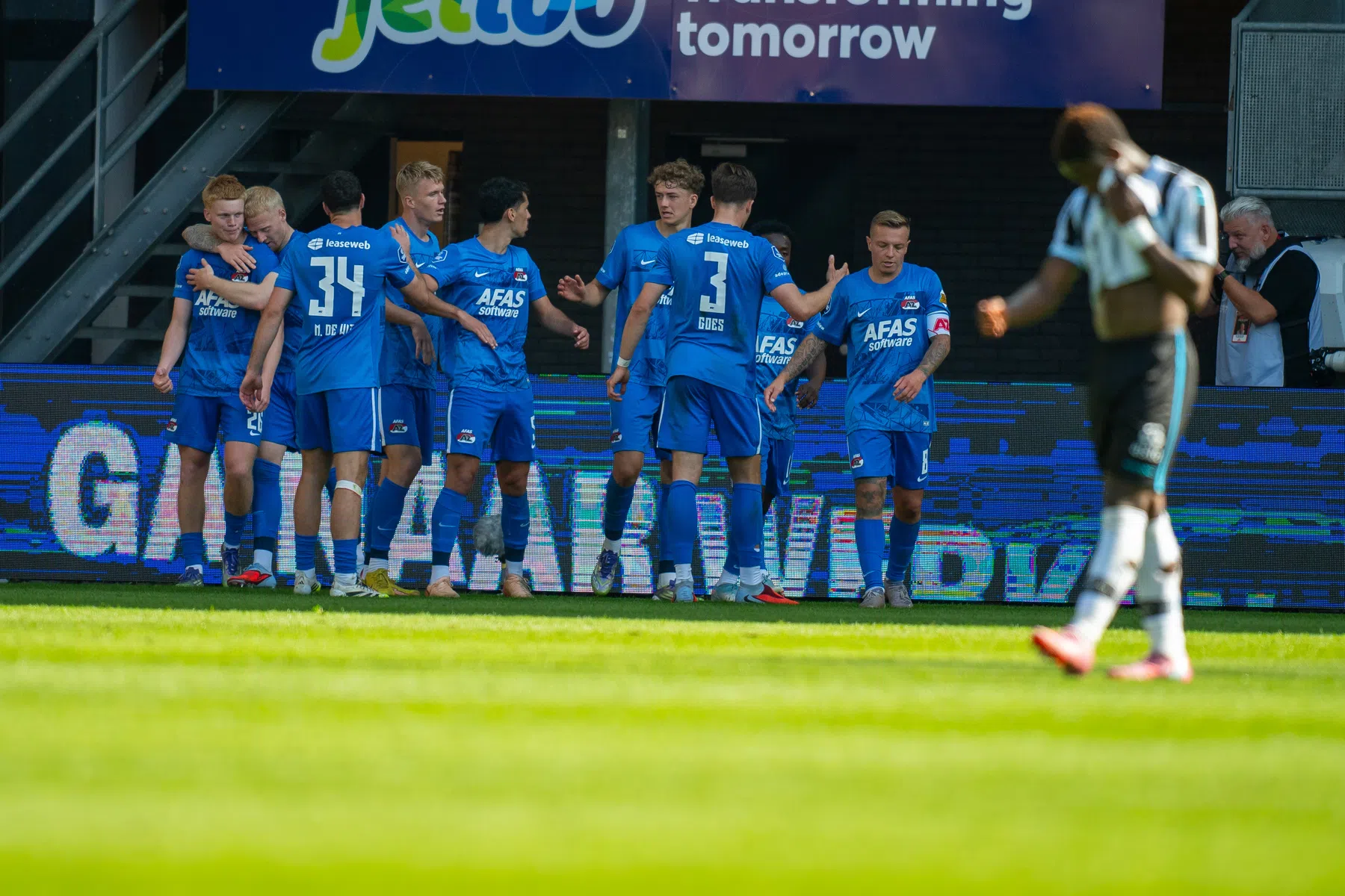 Meerdink schiet AZ naar zege op nog altijd puntloos Heracles
