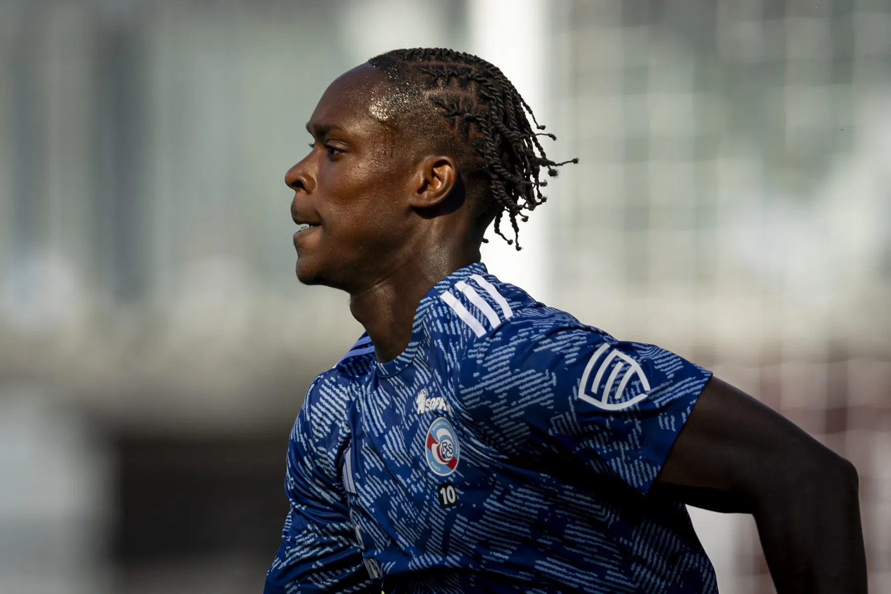 Deel Strasbourg-fans eist aanvoerdersband Emegha na Chelsea-transfer