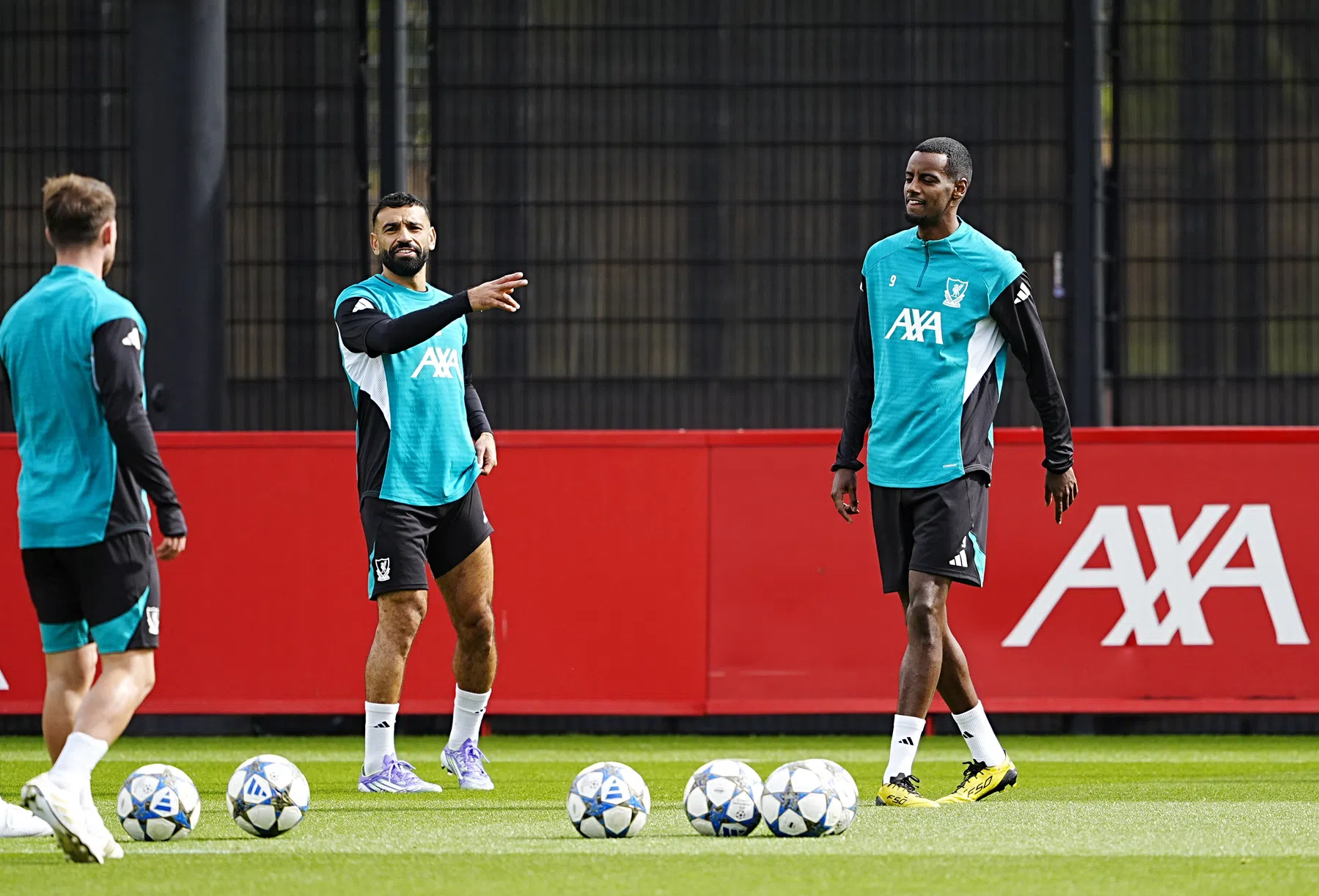 Slot laat Liverpool-fans juichen met boodschap over Isak