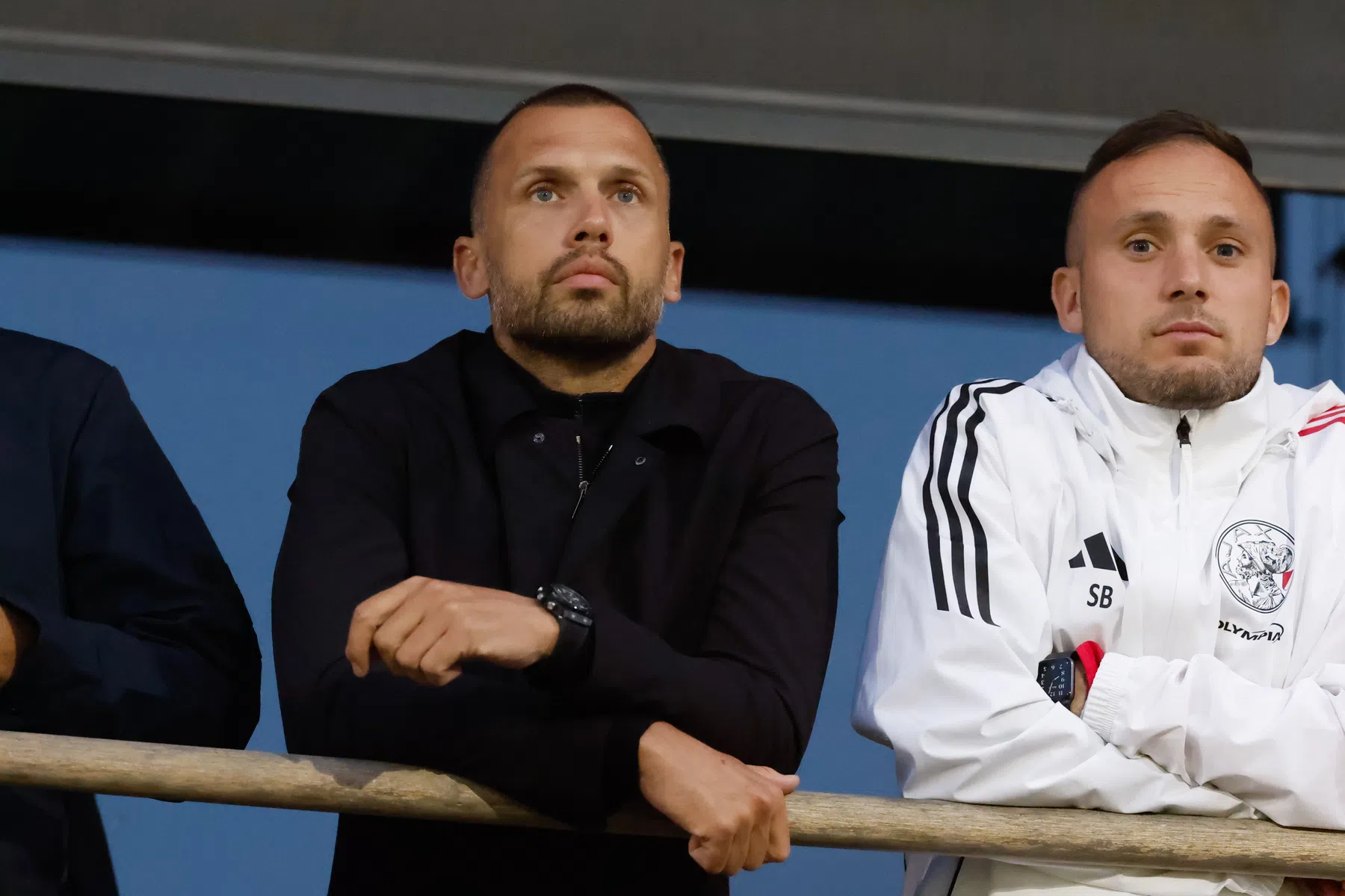 Ajax-trainer John Heitinga maakt zijn borst nat voor het duel met Inter