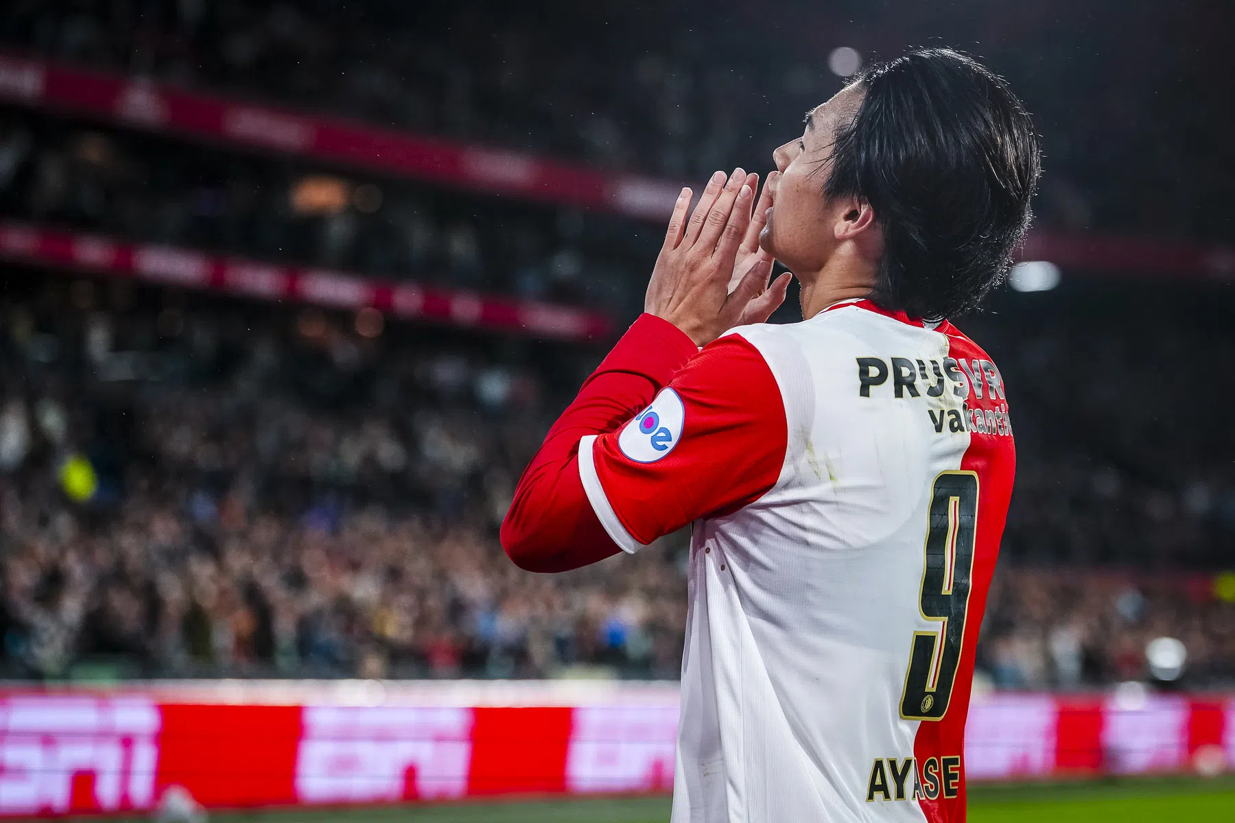 Ueda en Sliti schieten Feyenoord alleen aan kop in de Eredivsie