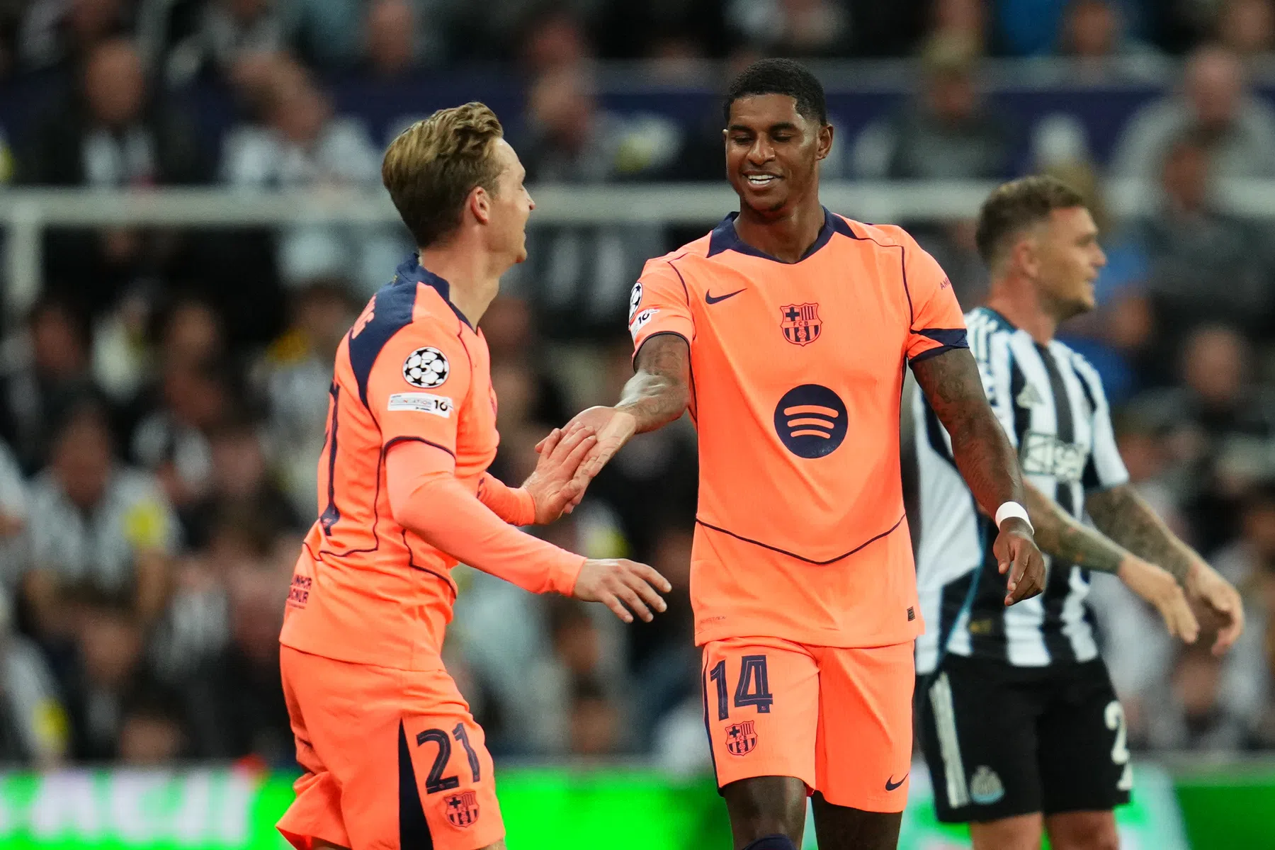 Rashford schiet Barça te hulp en krijgt St. James' Park stil met wereldgoal