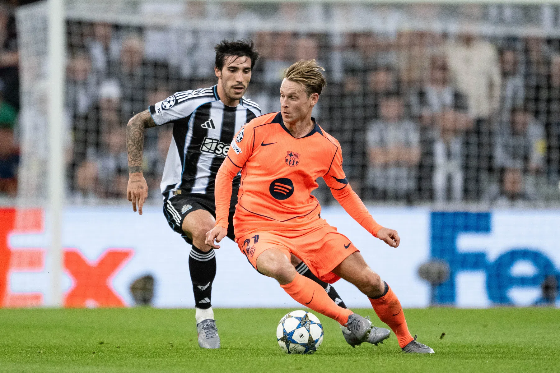 Excellerende De Jong geniet bij rentree voor Barça van clash der stijlen