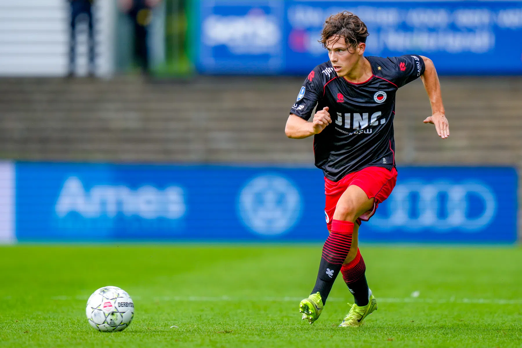 Simon Janssen gaat voor kans bij Excelsior