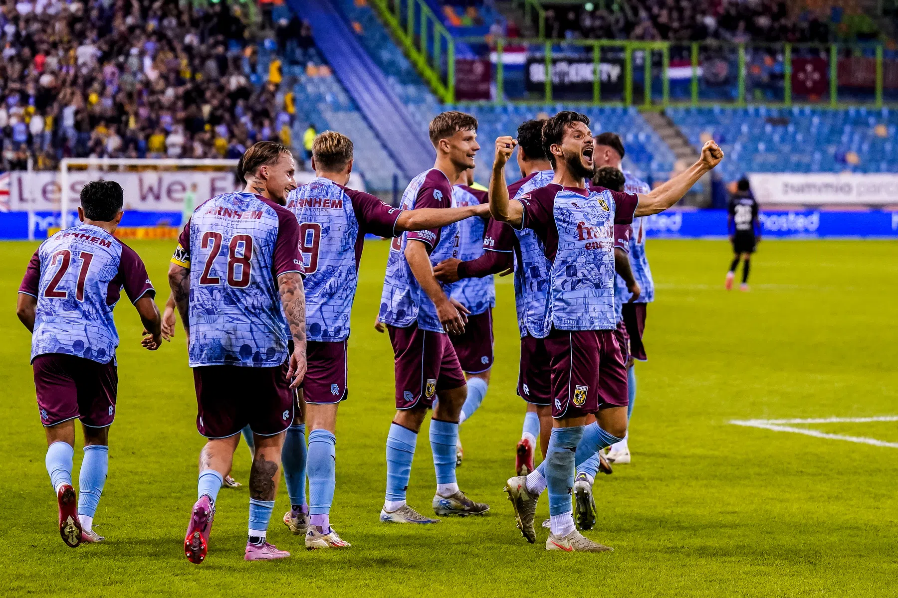 Vitesse beleeft tegen Helmond droomavond in uitverkocht Gelredome