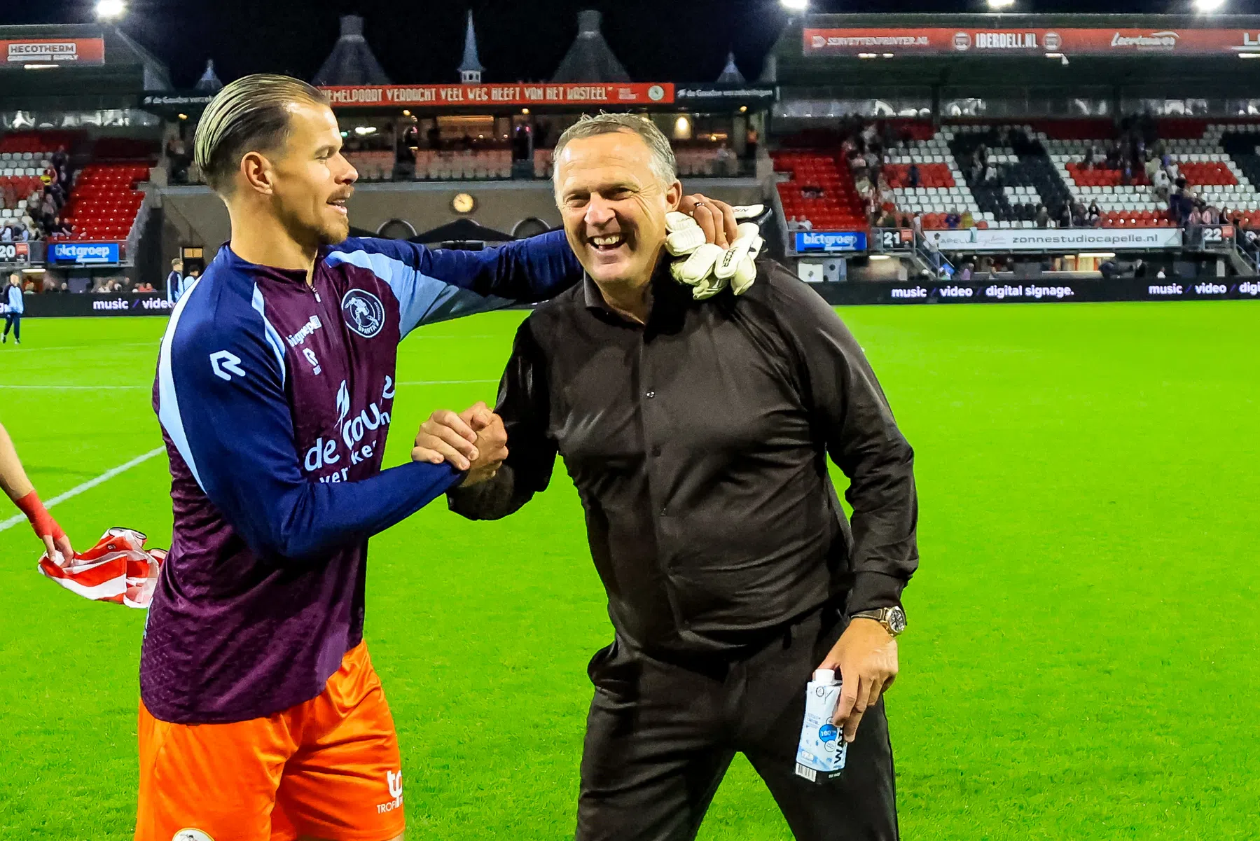 Perfect debuut Van den Brom bij FC Twente: 'Het was genieten, man'