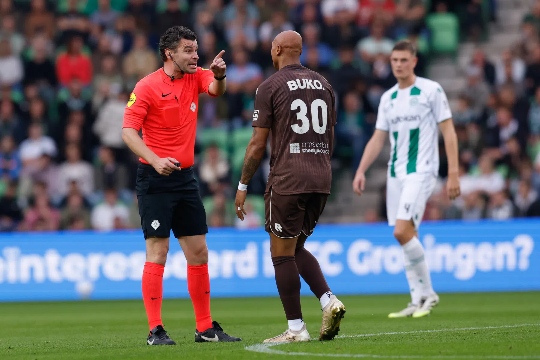 Kritiek op scheidsrechter in Groningen: 'Niet geschikt voor Eredivisie-niveau'