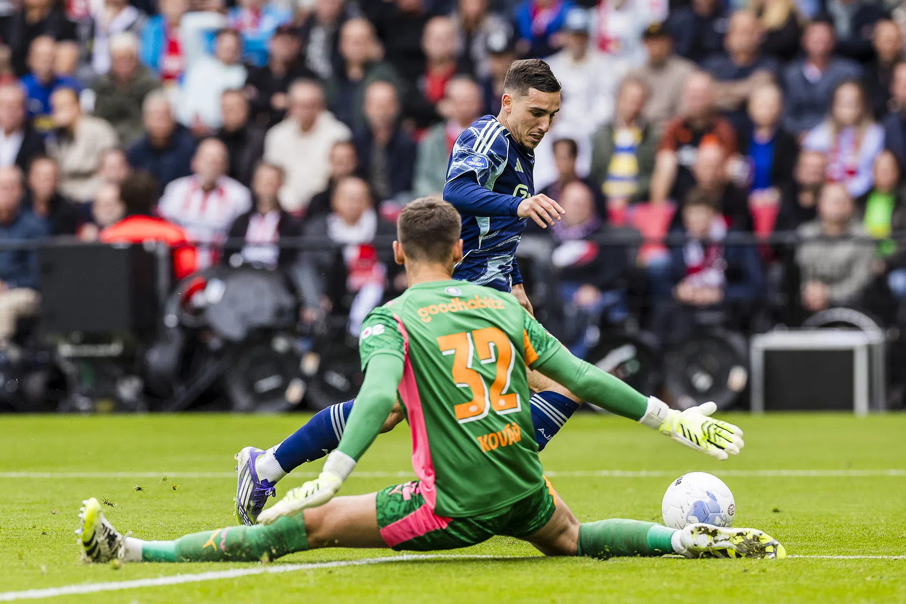 Gloukh helpt Ajax aan punt in topper van vele kansen tegen PSV