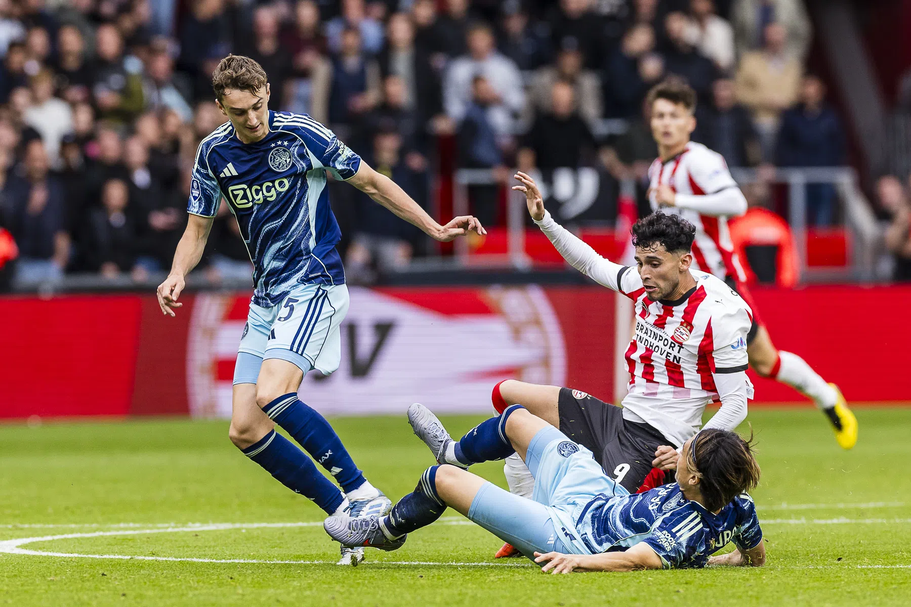 Karim El Ahmadi en Marciano Vink analyseren de eerste helft van PSV - Ajax 