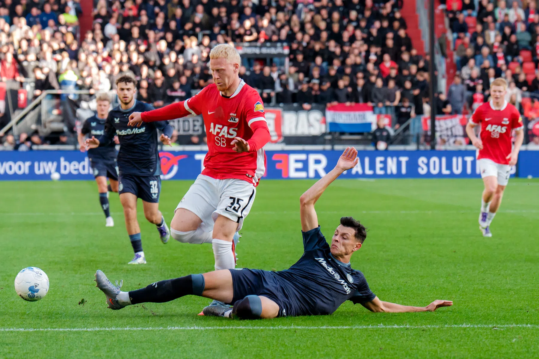 Meerdink bezorgt AZ in blessuretijd punt in vermakelijk duel met Feyenoord