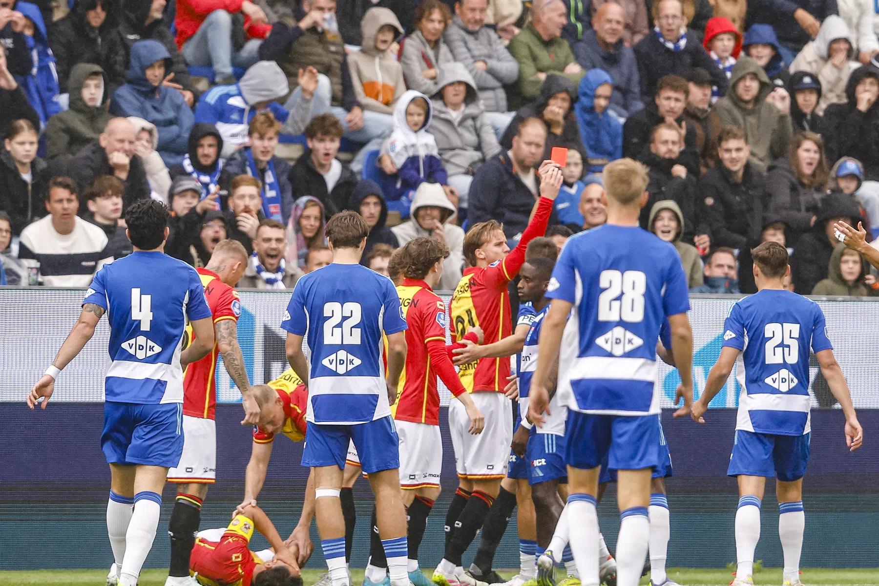 Rood na ruim een minuut: PEC begint dramatisch aan derby