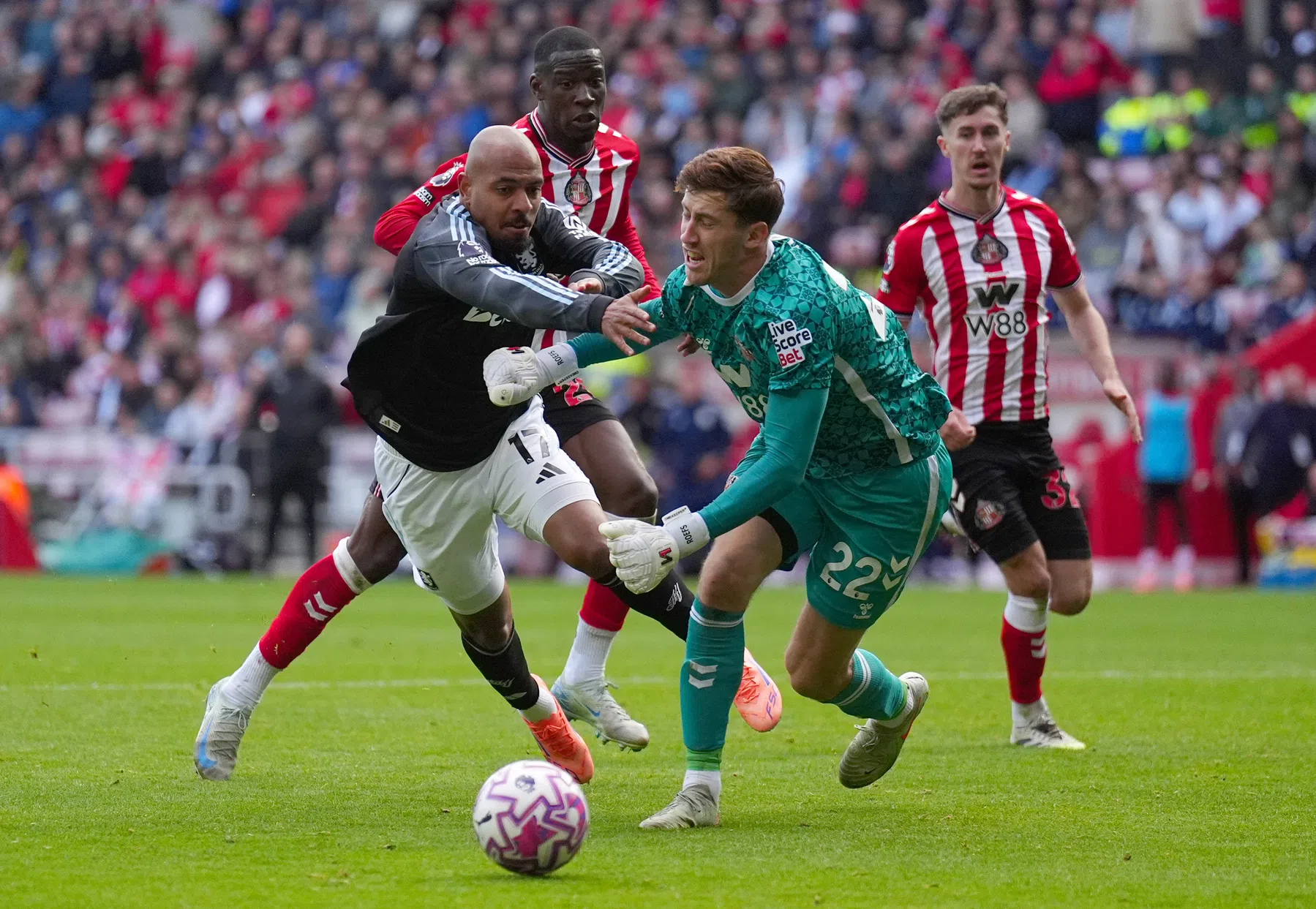Roefs gespaard na 'zeldzame fout' voor Sunderland, woede bij Aston Villa