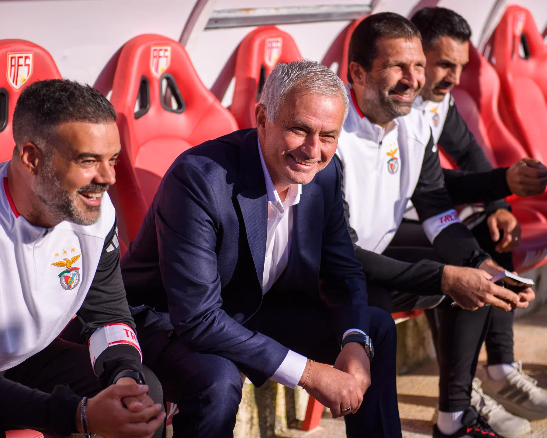 Mourinho zoekt meteen de spotlights op tijdens rentree bij Benfica
