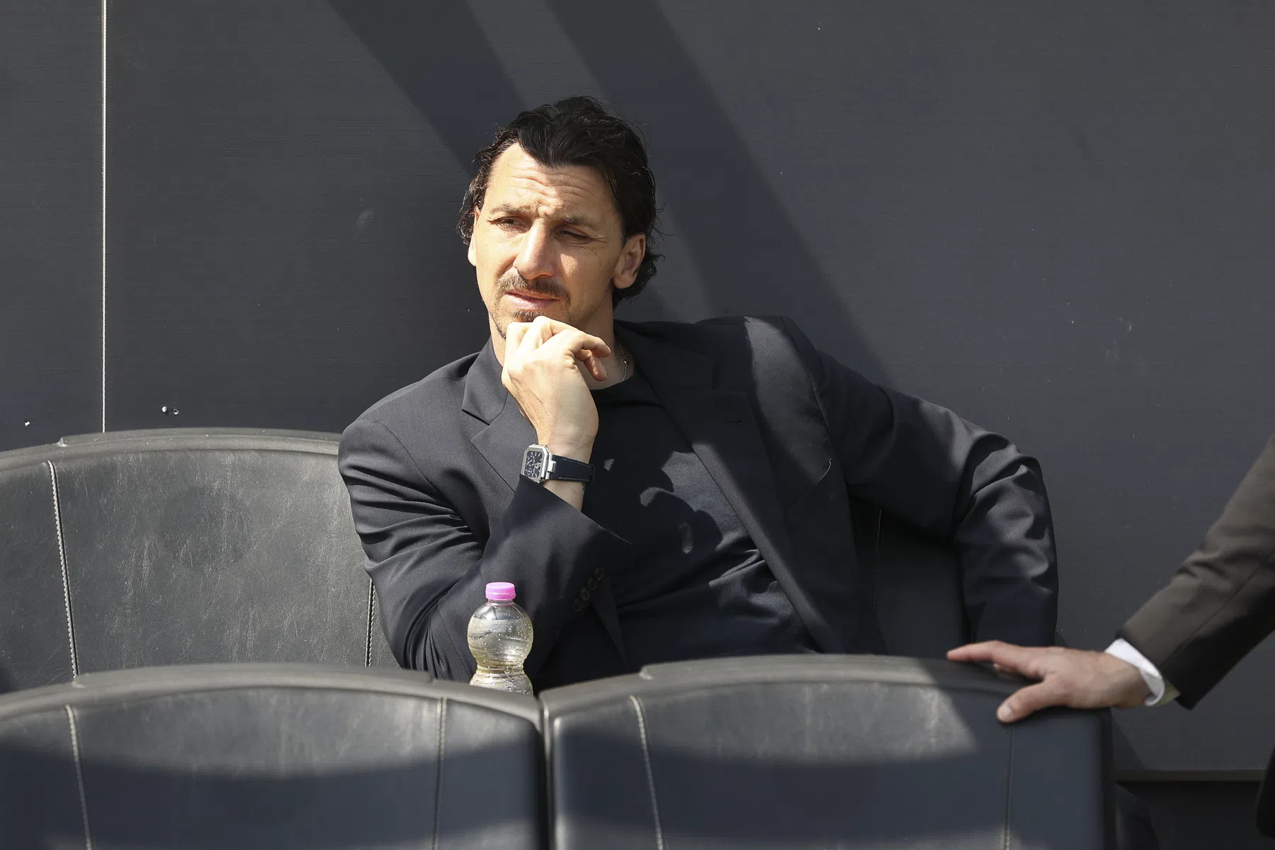 Ibrahimovic brengt op Ballon d'Or-dag zijn eigen prijzenkast onder de aandacht