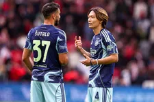 Thumbnail for article: 'Ajax moet snel naar een centrum met Itakura en Sutalo gaan'