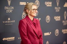 Thumbnail for article: 'Sabrina' Wiegman eert Cruijff na award: 'Daarom voel ik me verbonden met hem'