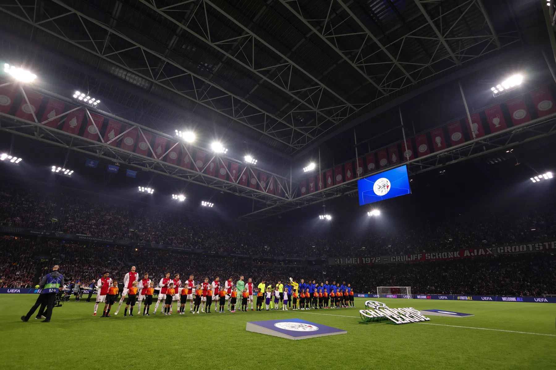 Ajax ziet derde commissaris in een maand tijd vertrekken