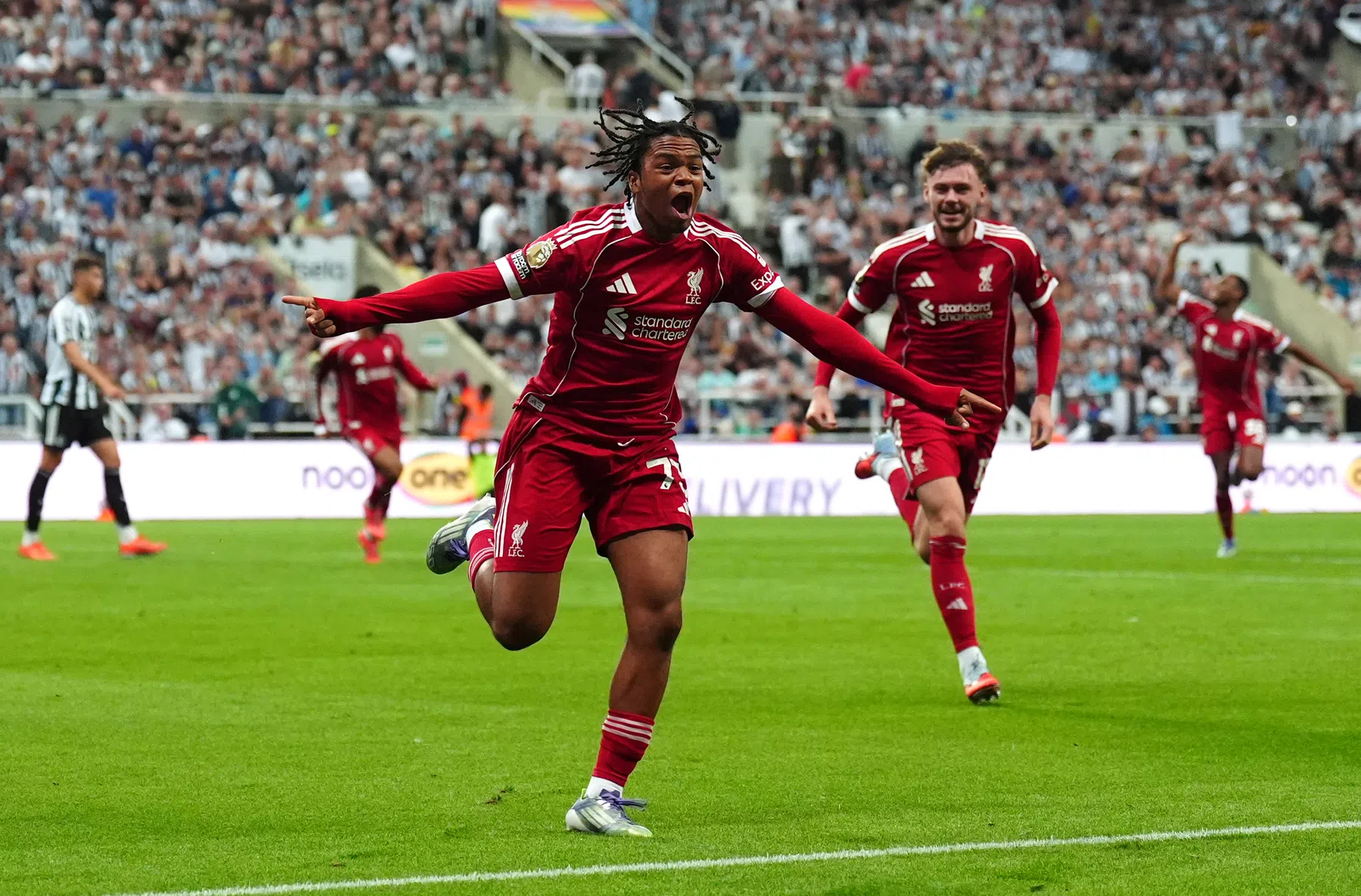 Ngumoha (17) tekent eerste profcontract bij Liverpool