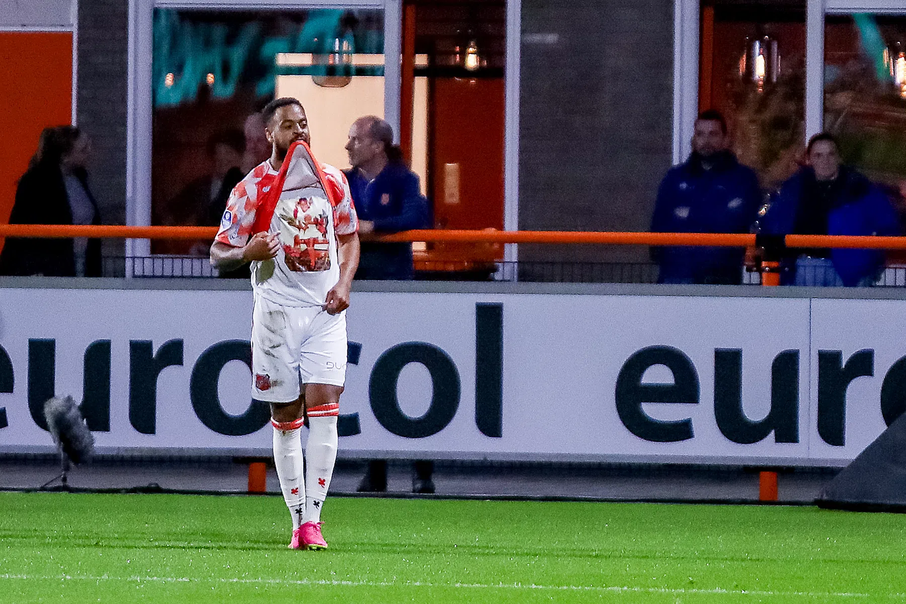 Eerste Eredivisie-zege een feit voor Volendam na nipte overwinning op PEC