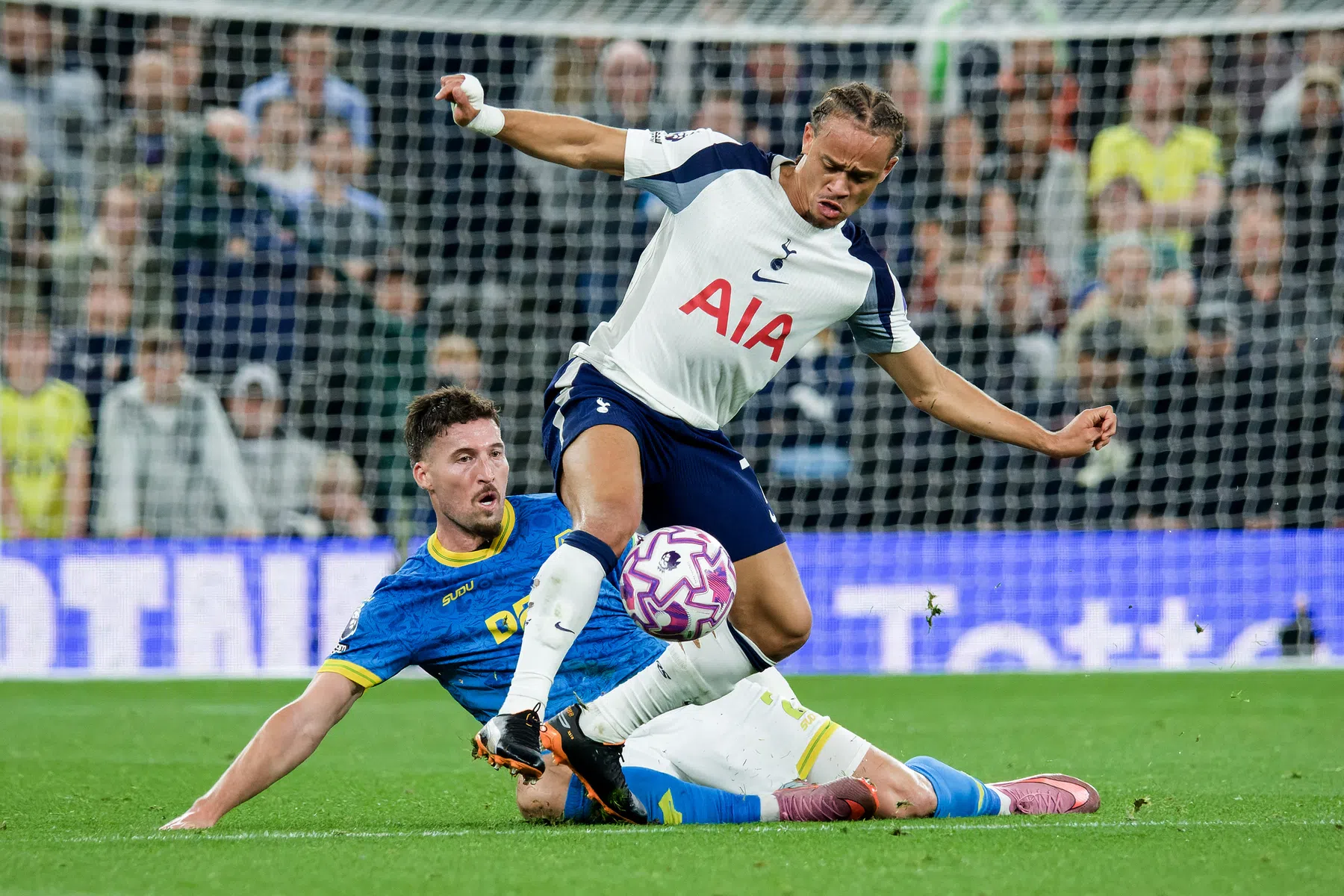 Simons en Van de Ven komen met Spurs goed weg tegen hekkensluiter