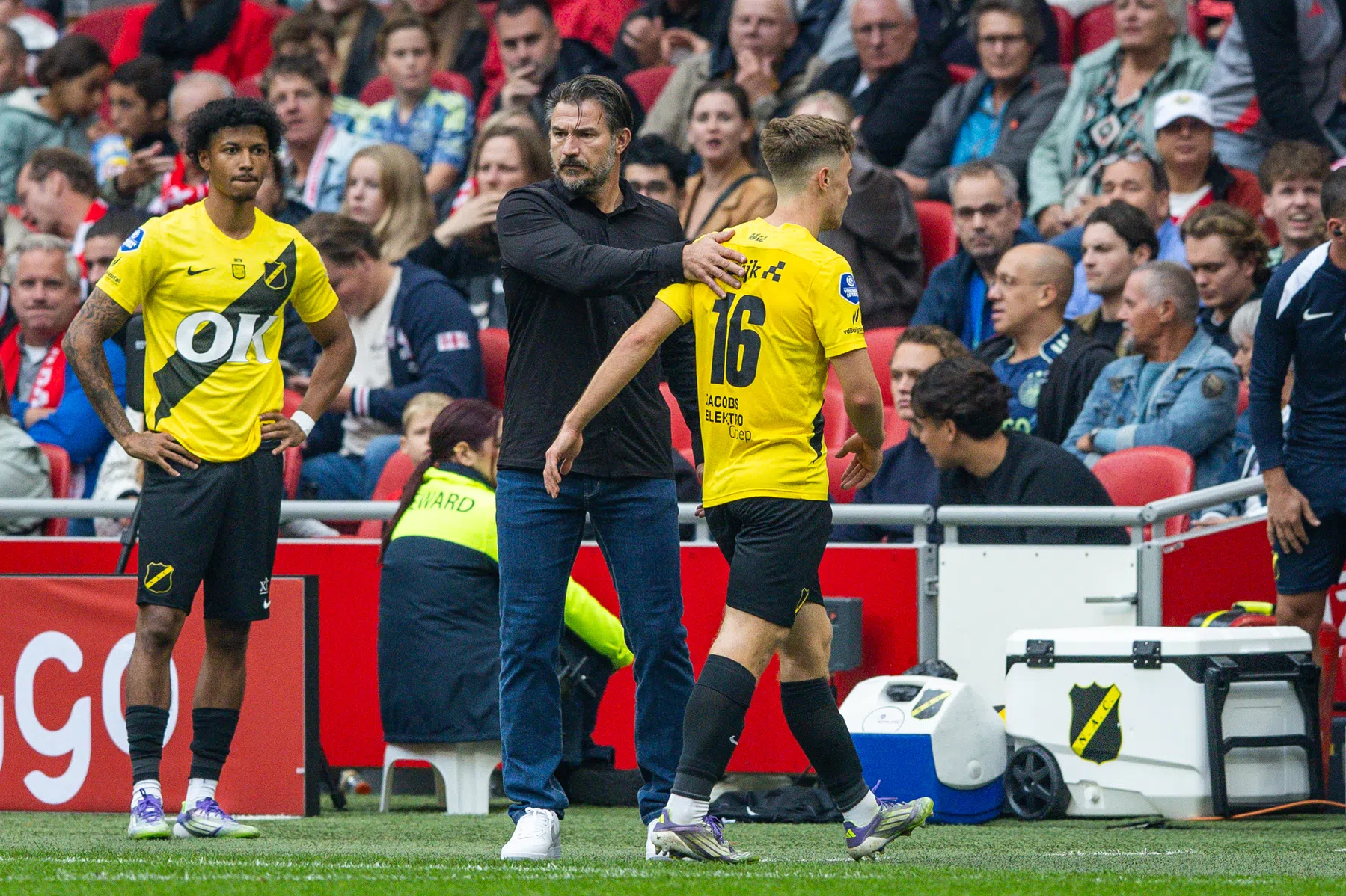 Ajax worstelt met plan Hoefkens, die baalt van 2-1: 'Altijd buitenspel'