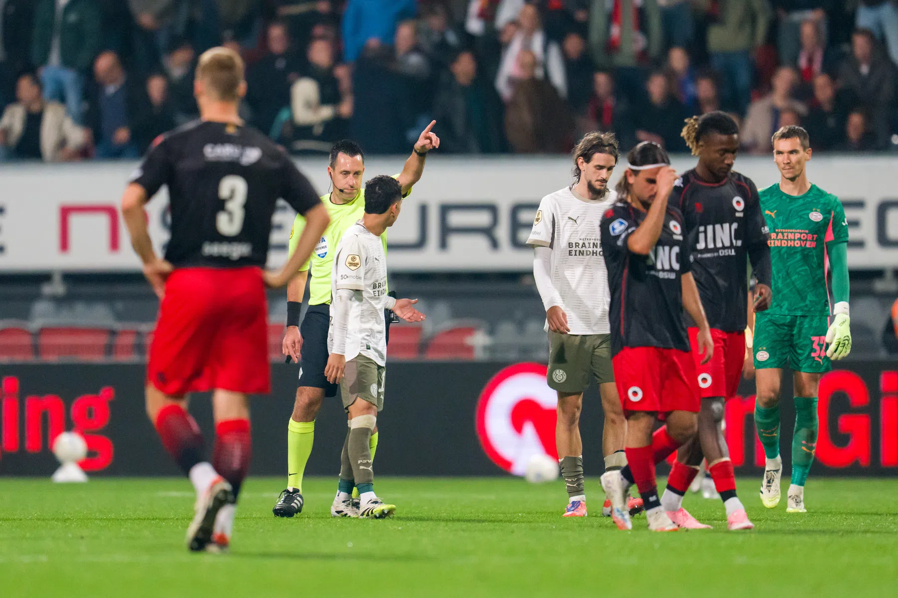 Verbazing over stilleggen Excelsior - PSV: 'Fluit dan gelijk af'