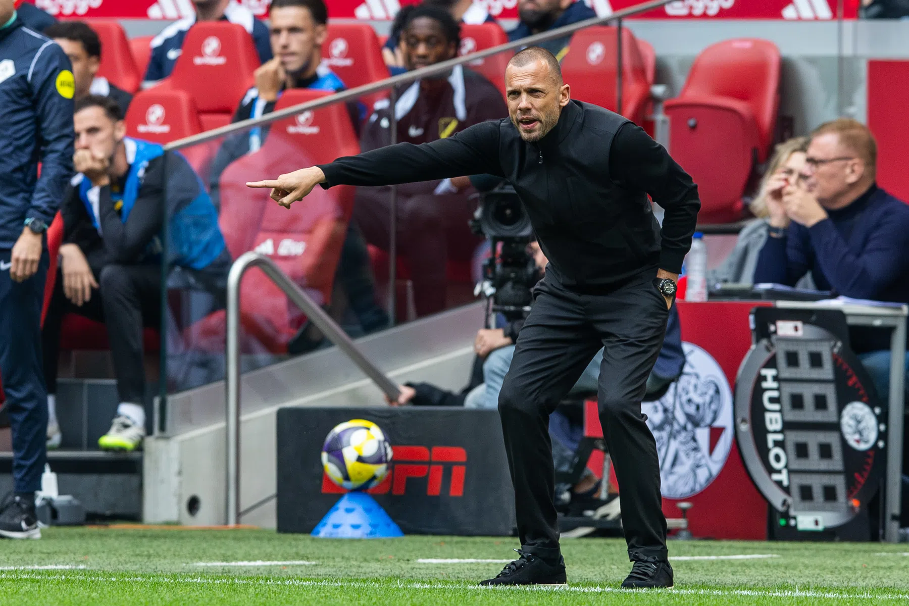 Ajax-trainer John Heitinga is kritisch op zijn ploeg