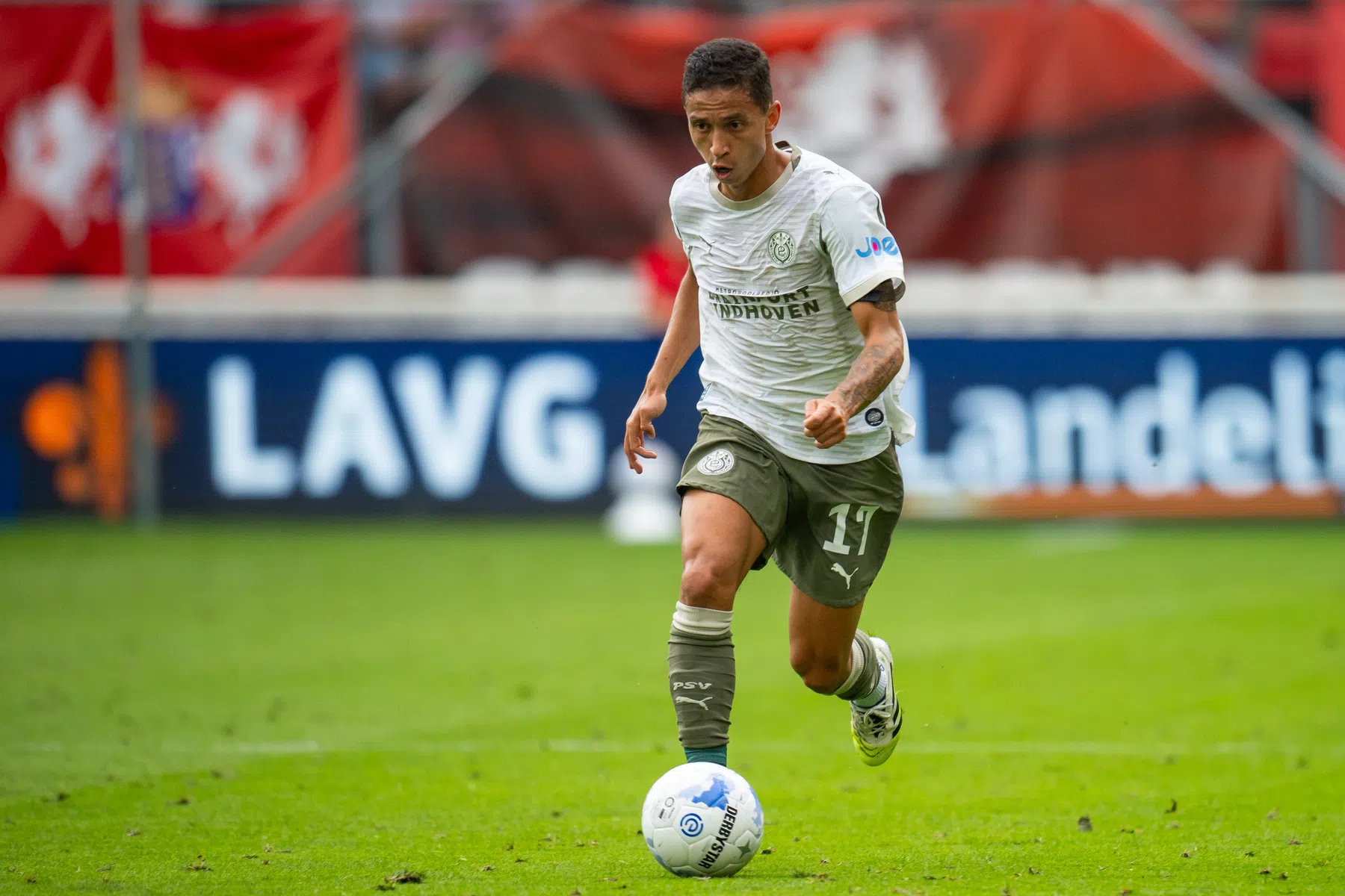 Vrouw van PSV’er Mauro Júnior bleef maar aandringen op contractverlenging