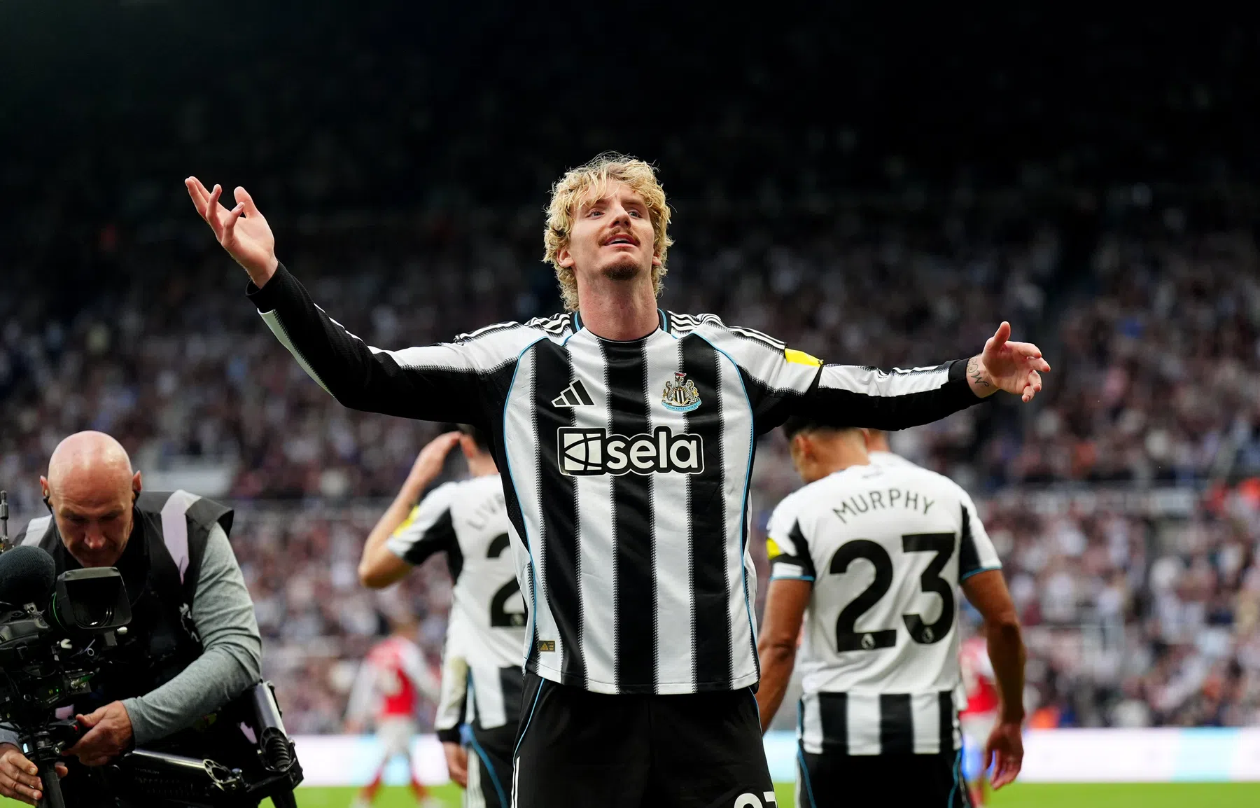 Howe reageert op 'idiote transfersom' voor Woltemade